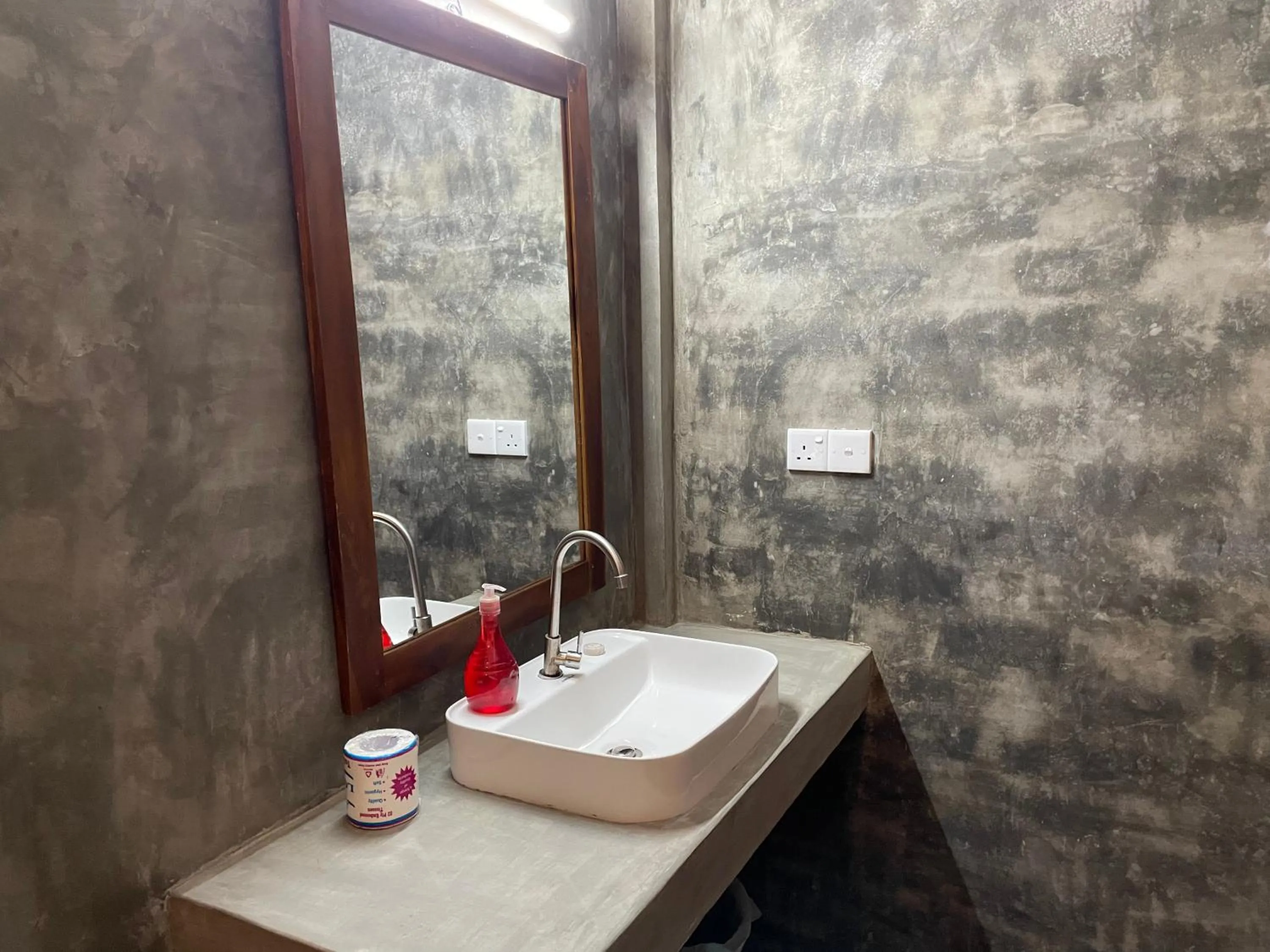 Bathroom in Surf Gangs Arugambay