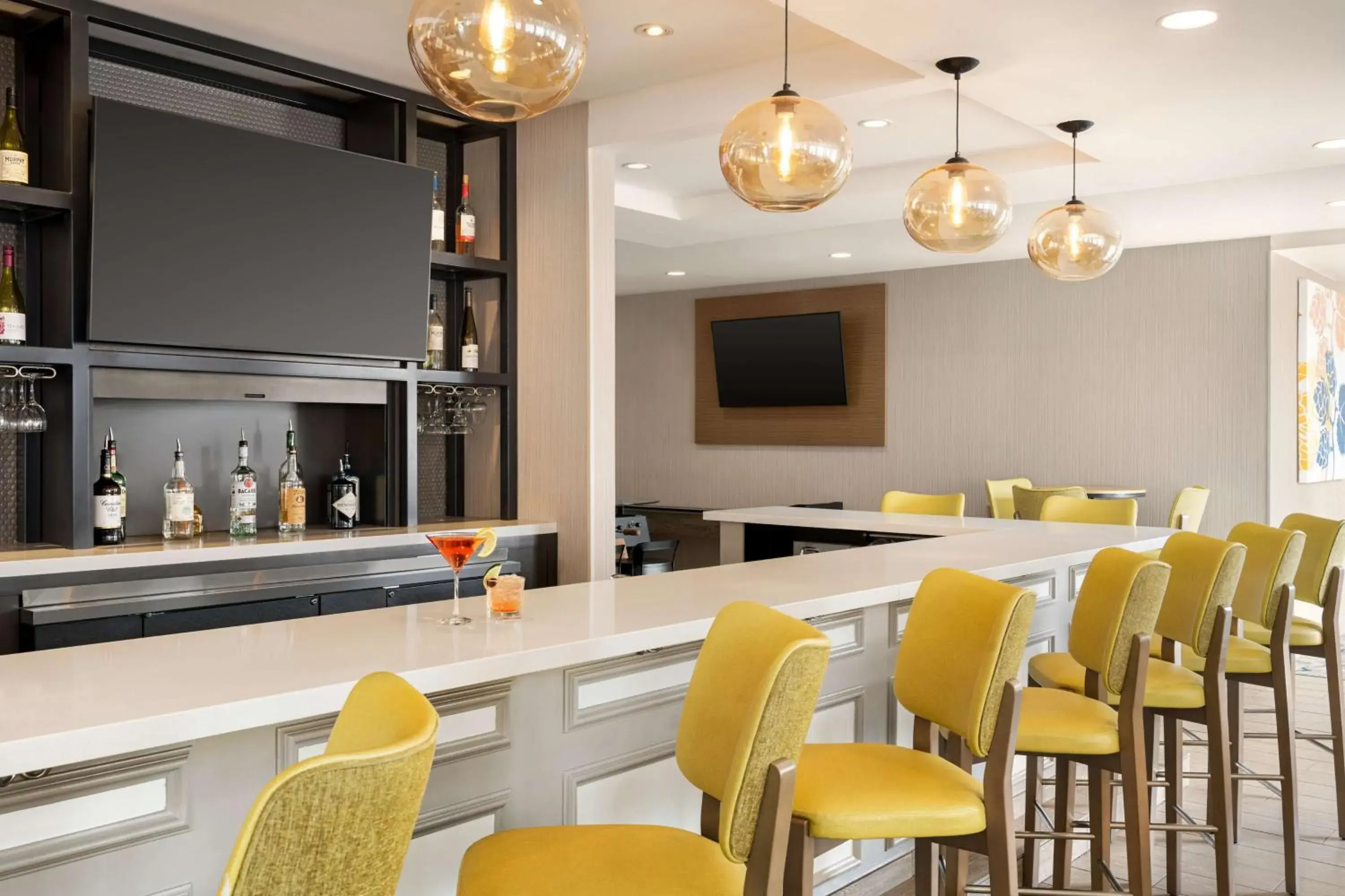 Lounge or bar in Hilton Garden Inn Fort Collins Lounge or bar in Hilton Garden Inn Fort Collins