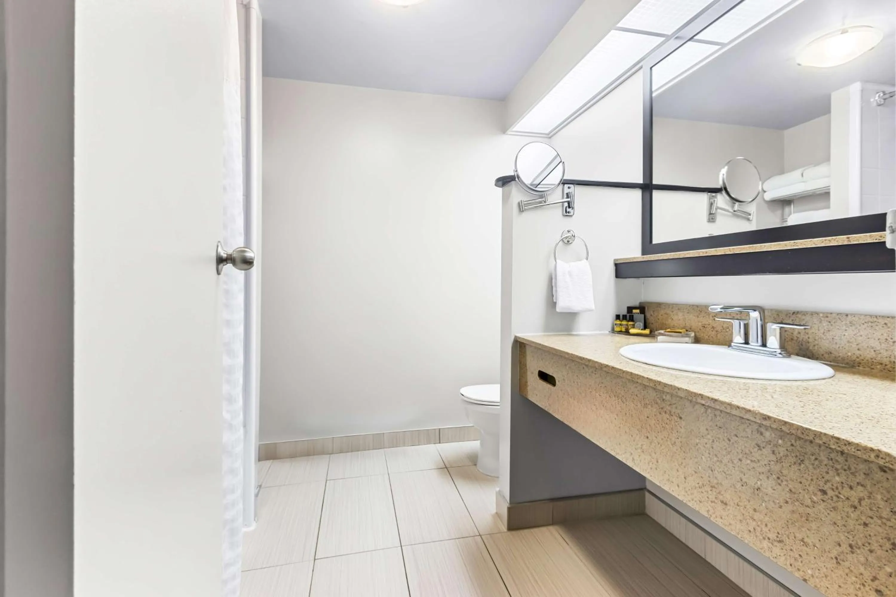 Bathroom in Best Western Plus Mont-Laurier