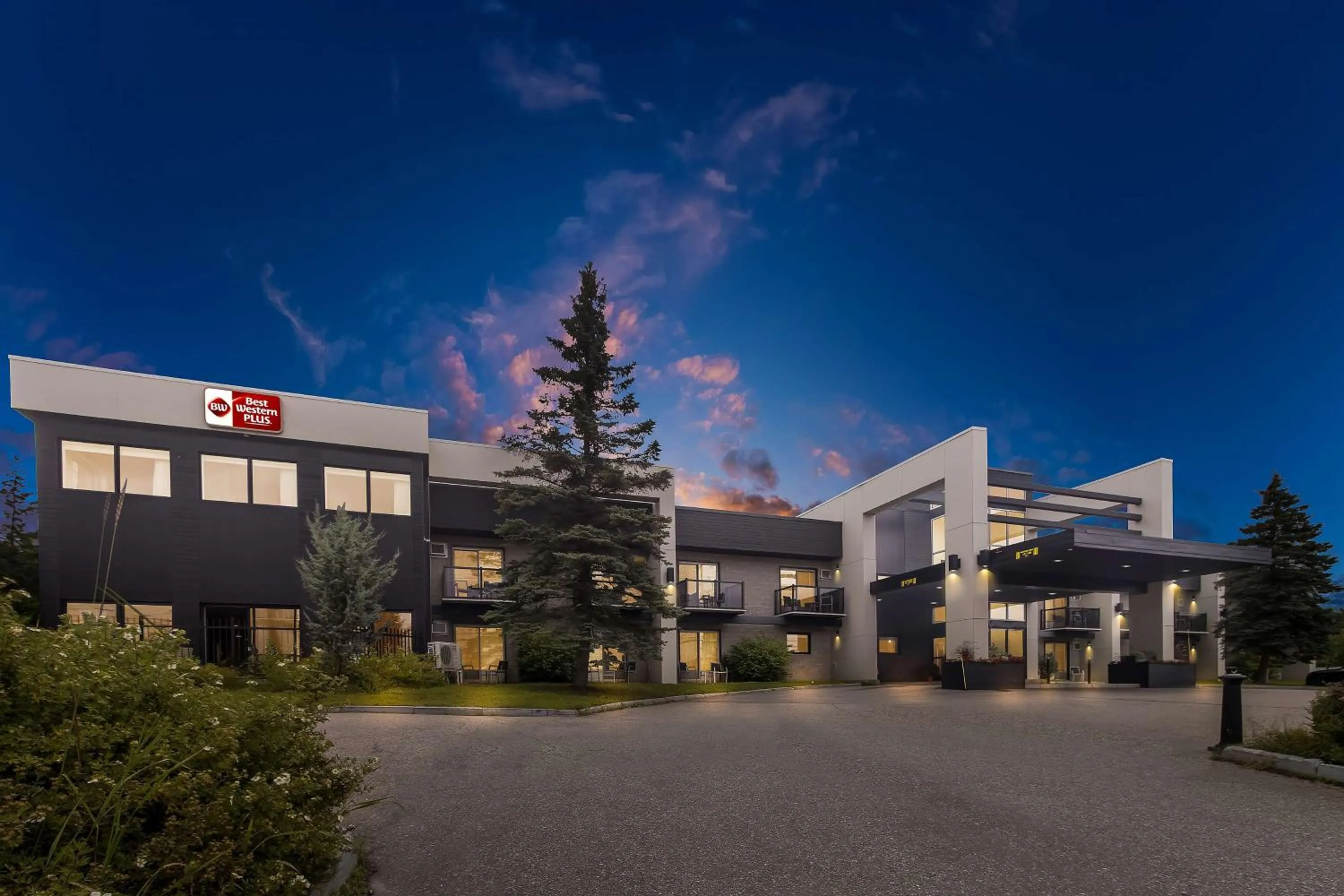 Property building in Best Western Plus Mont-Laurier