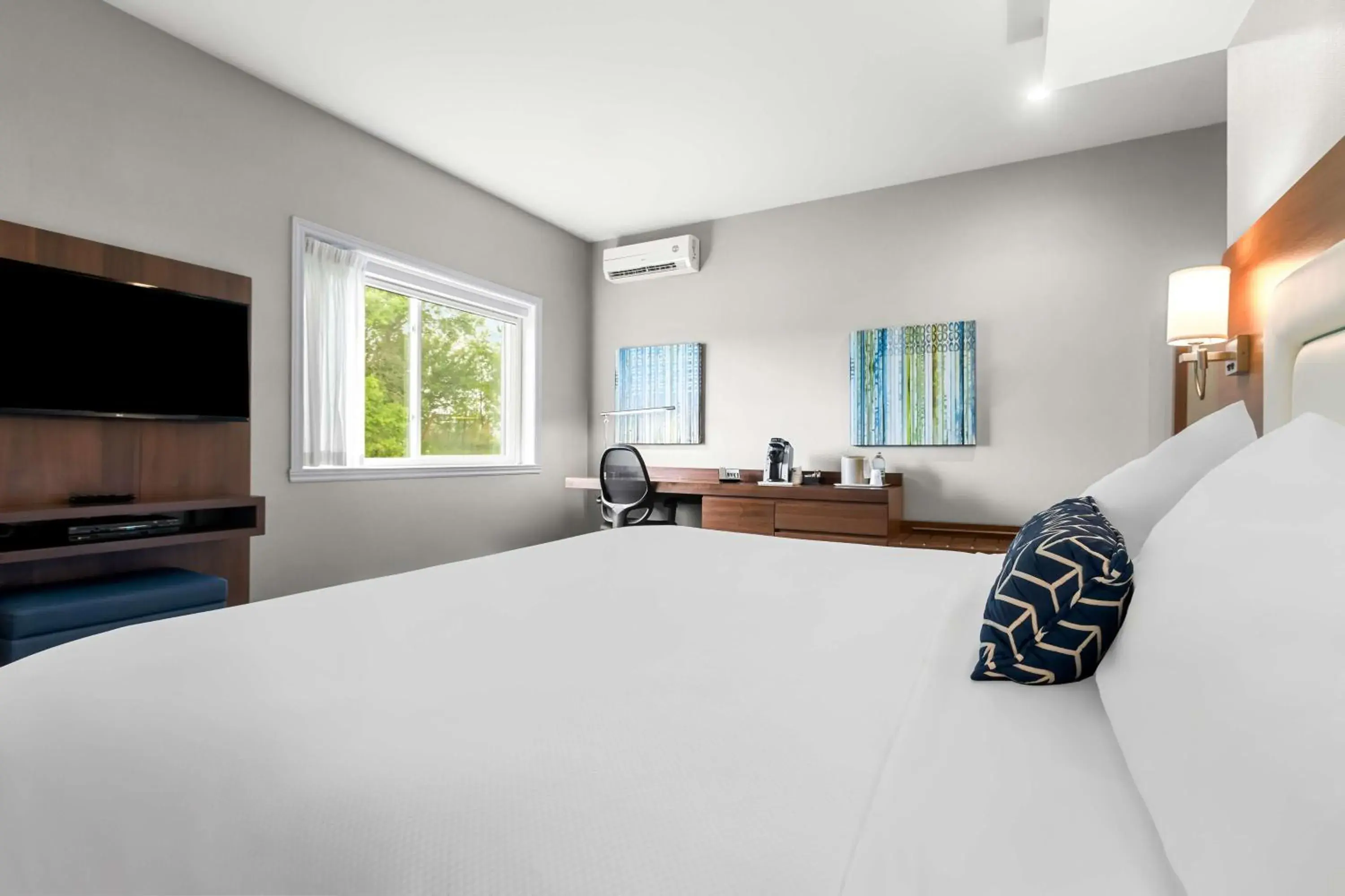 Bedroom, Bed in Best Western Plus Mont-Laurier Bedroom, Bed in Best Western Plus Mont-Laurier