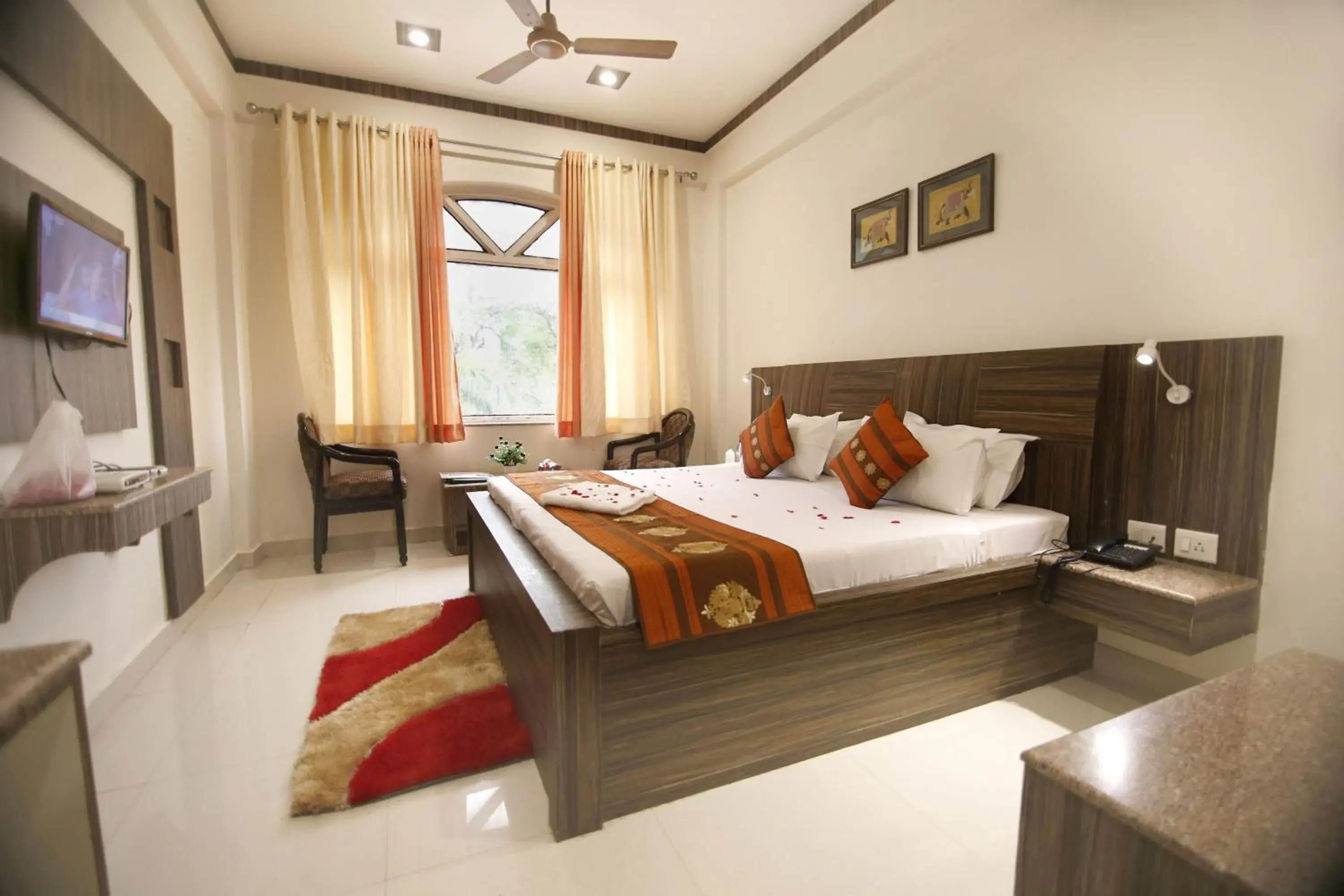 Bedroom, Bed in Hotel Sheetal Regency,Near Janambhumi Bedroom, Bed in Hotel Sheetal Regency,Near Janambhumi