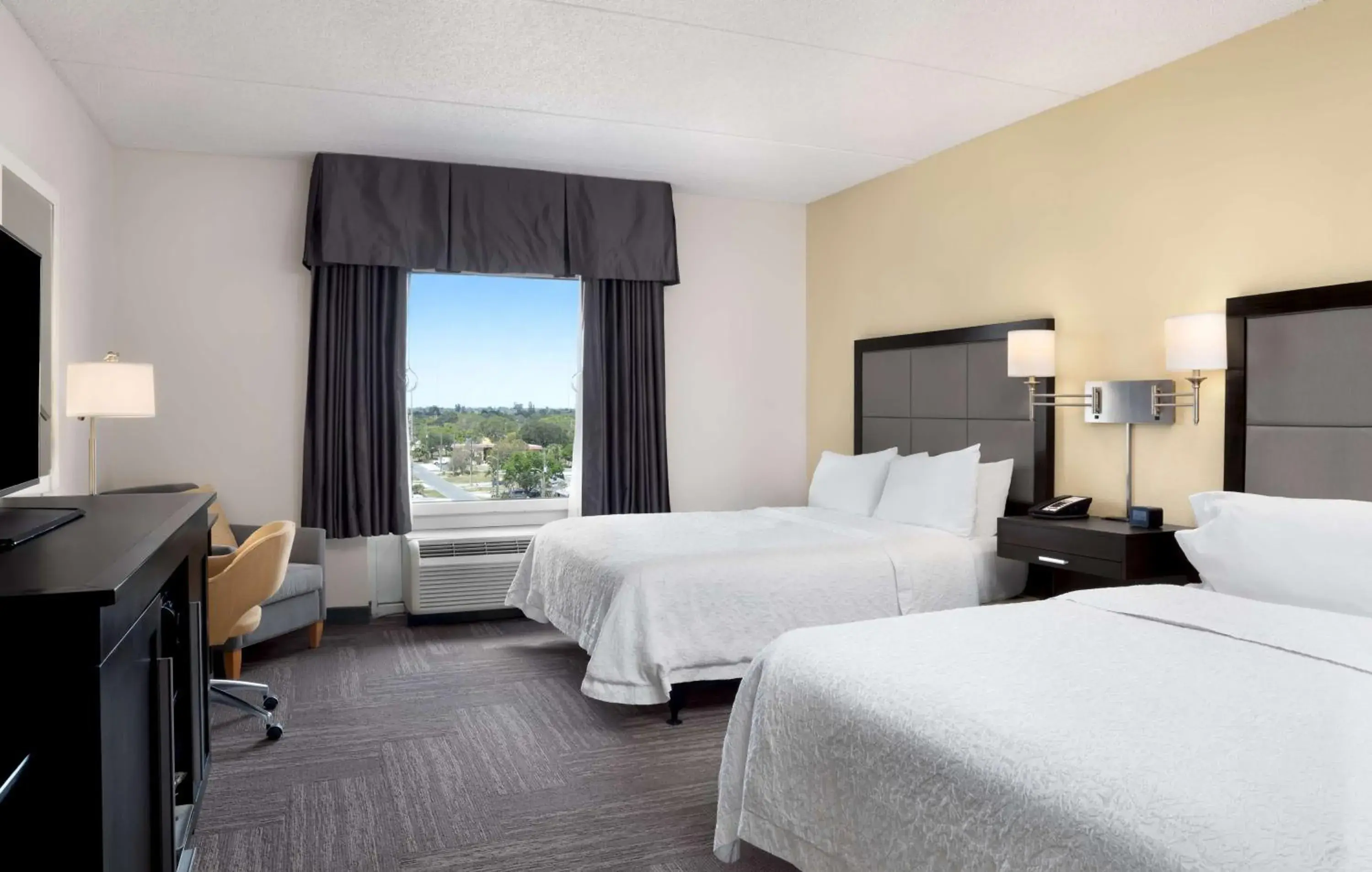 Double Room with Two Queen Beds and Bath Tub - Mobility and Hearing Access/Non-Smoking in Hampton Inn Hallandale Beach-Aventura Double Room with Two Queen Beds and Bath Tub - Mobility and Hearing Access/Non-Smoking in Hampton Inn Hallandale Beach-Aventura