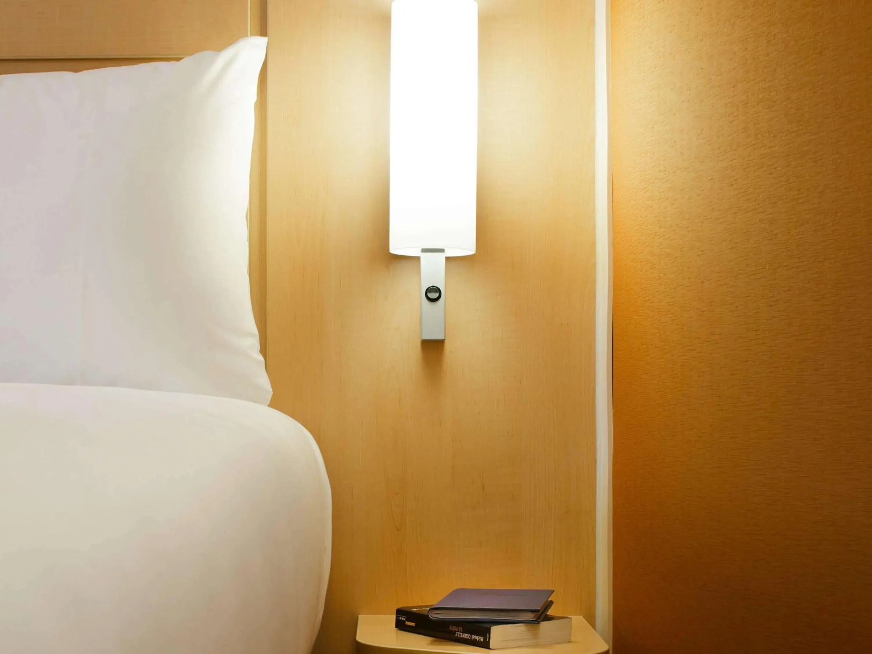Bedroom, Bed in ibis London Shepherds Bush - Hammersmith Bedroom, Bed in ibis London Shepherds Bush - Hammersmith