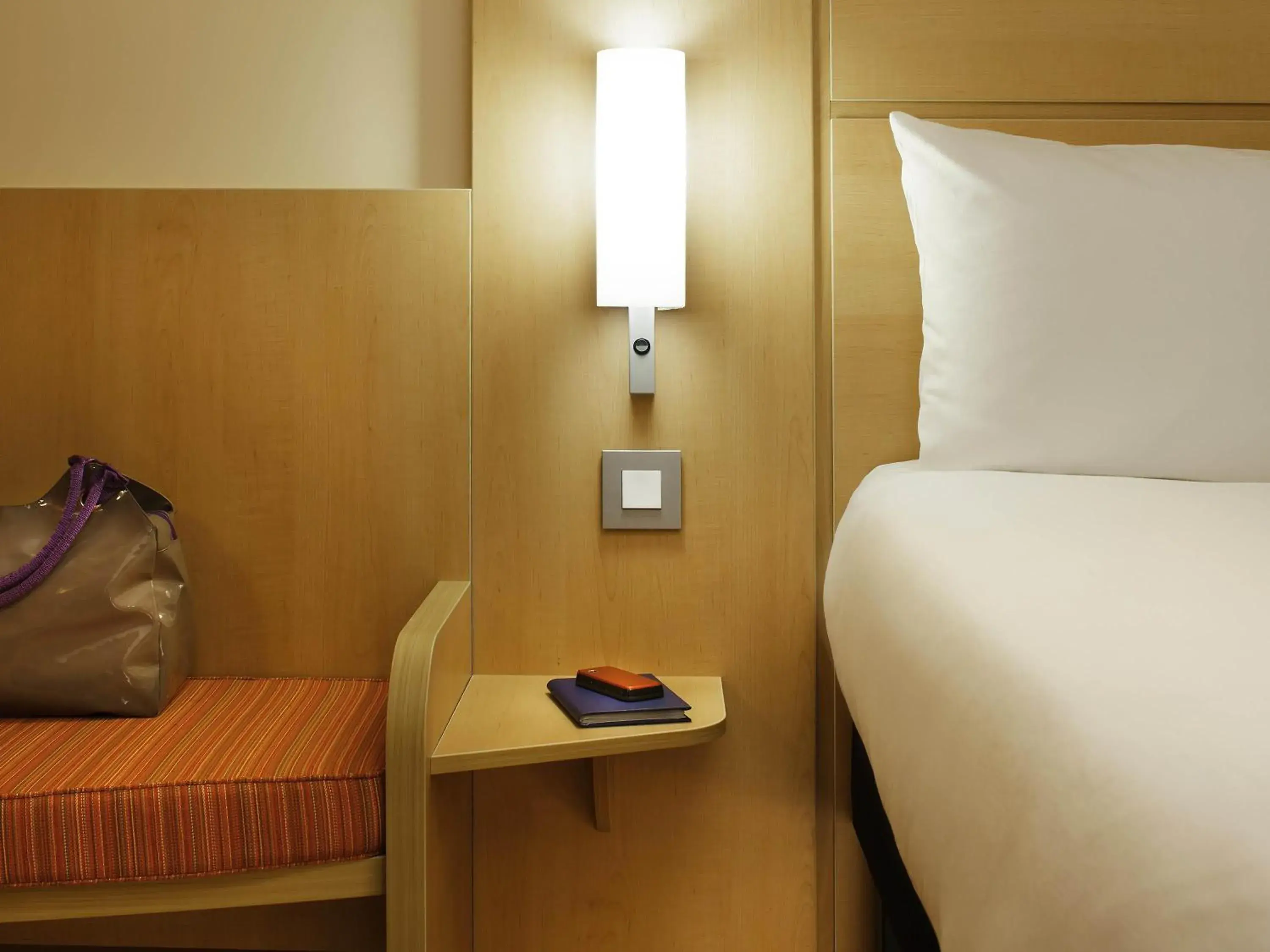 Bedroom, Bed in ibis London Shepherds Bush - Hammersmith Bedroom, Bed in ibis London Shepherds Bush - Hammersmith