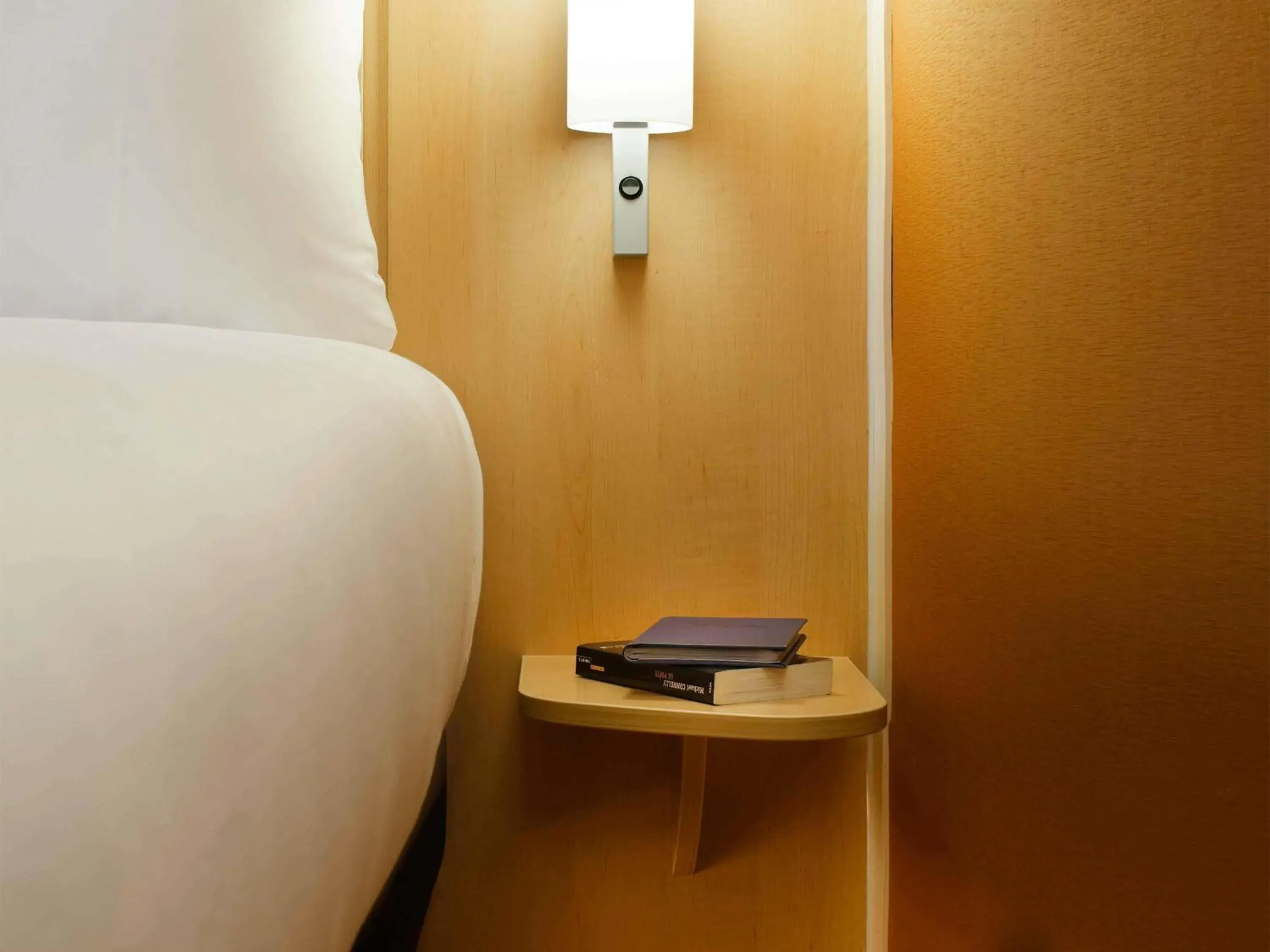 Bedroom, Bed in ibis London Shepherds Bush - Hammersmith Bedroom, Bed in ibis London Shepherds Bush - Hammersmith