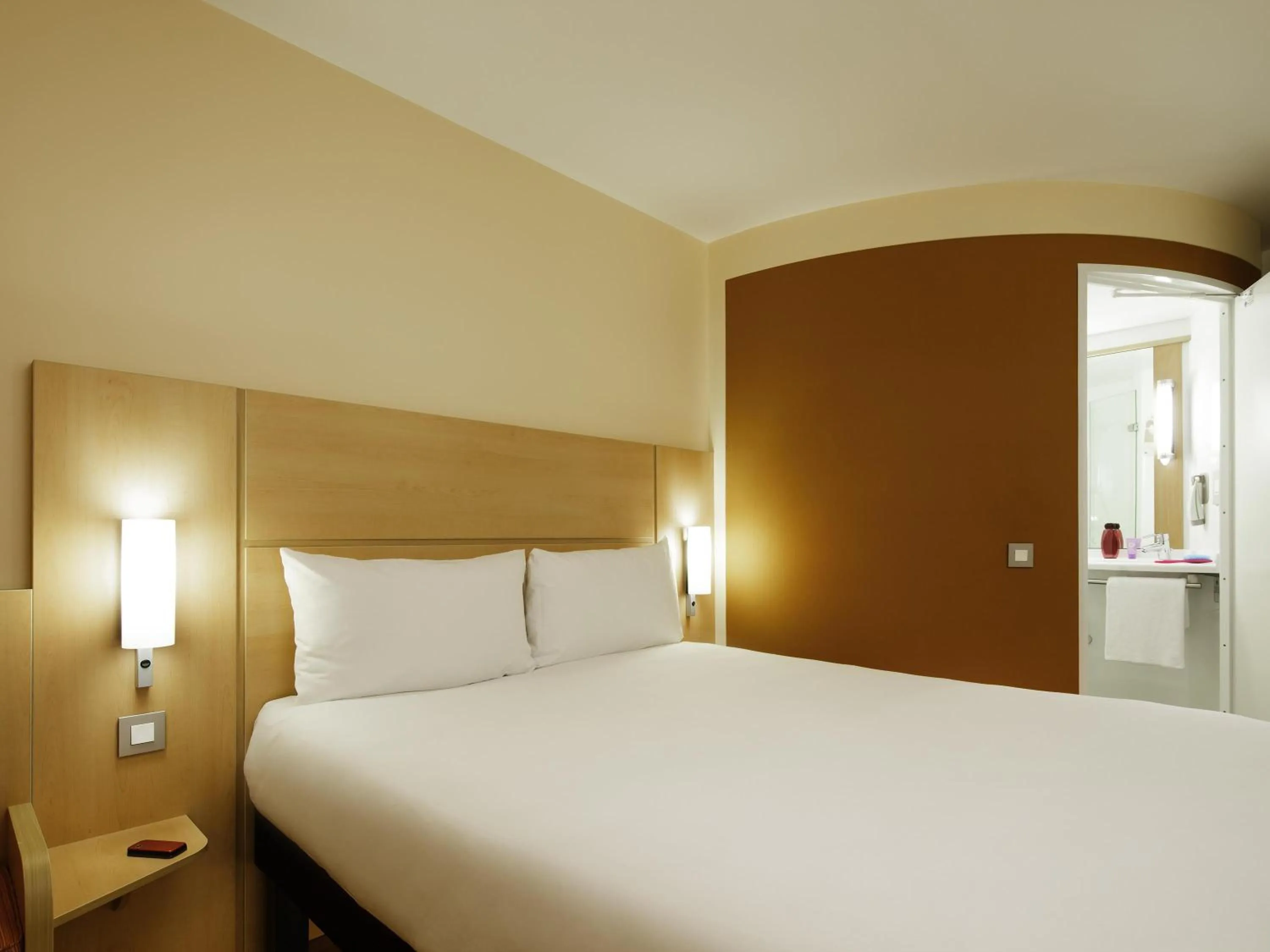 Bedroom, Bed in ibis London Shepherds Bush - Hammersmith