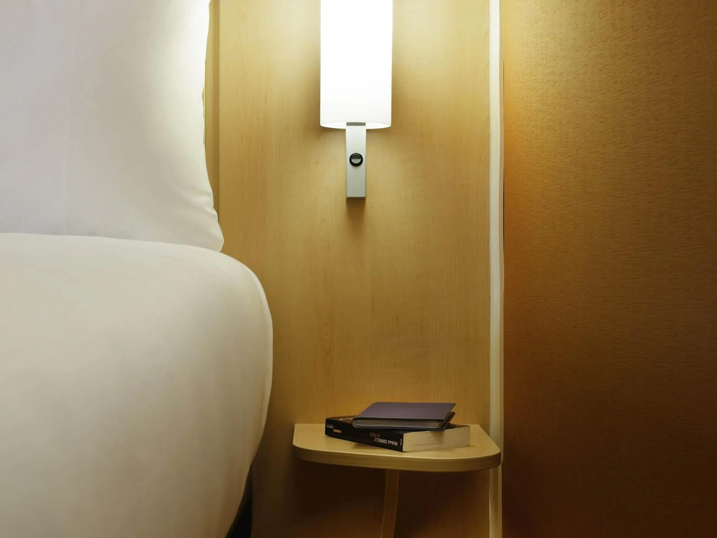 Bedroom, Bed in ibis London Shepherds Bush - Hammersmith Bedroom, Bed in ibis London Shepherds Bush - Hammersmith