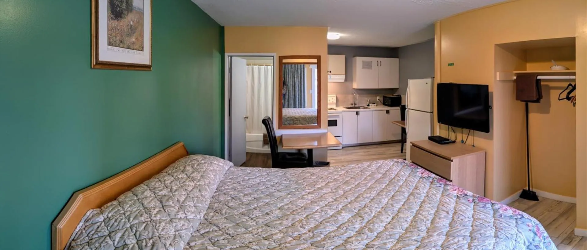 Bed in Gold Pan Motel