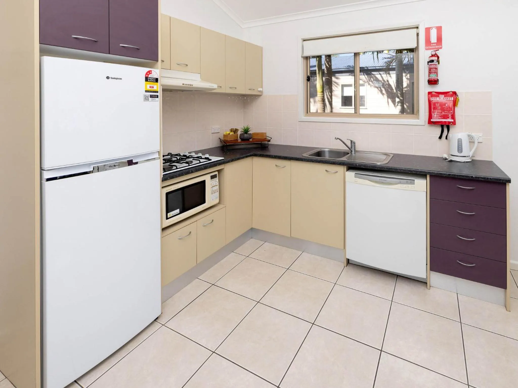 Kitchen or kitchenette in Lakeside Forster Holiday Park