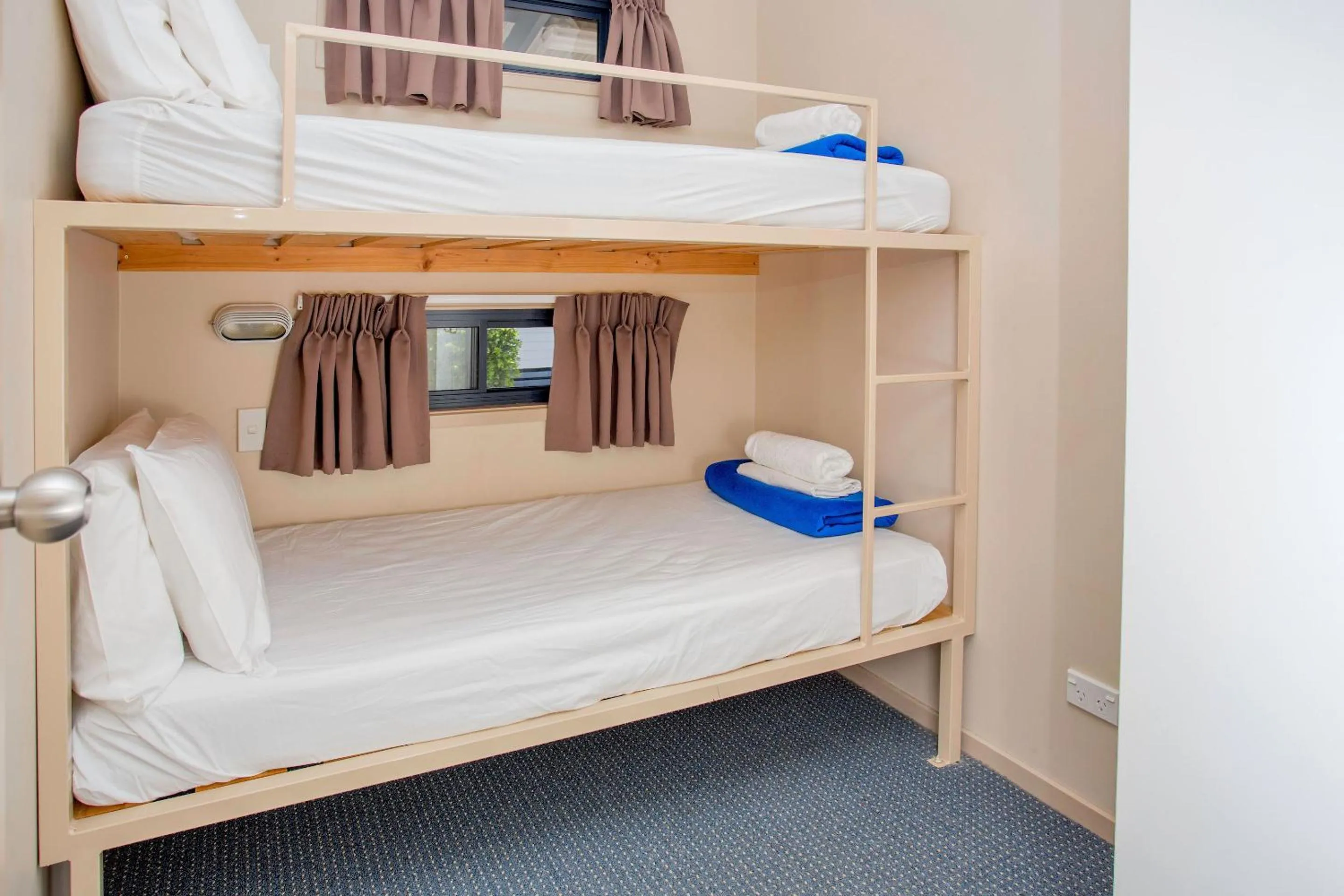 Bedroom, Bed in Lakeside Forster Holiday Park