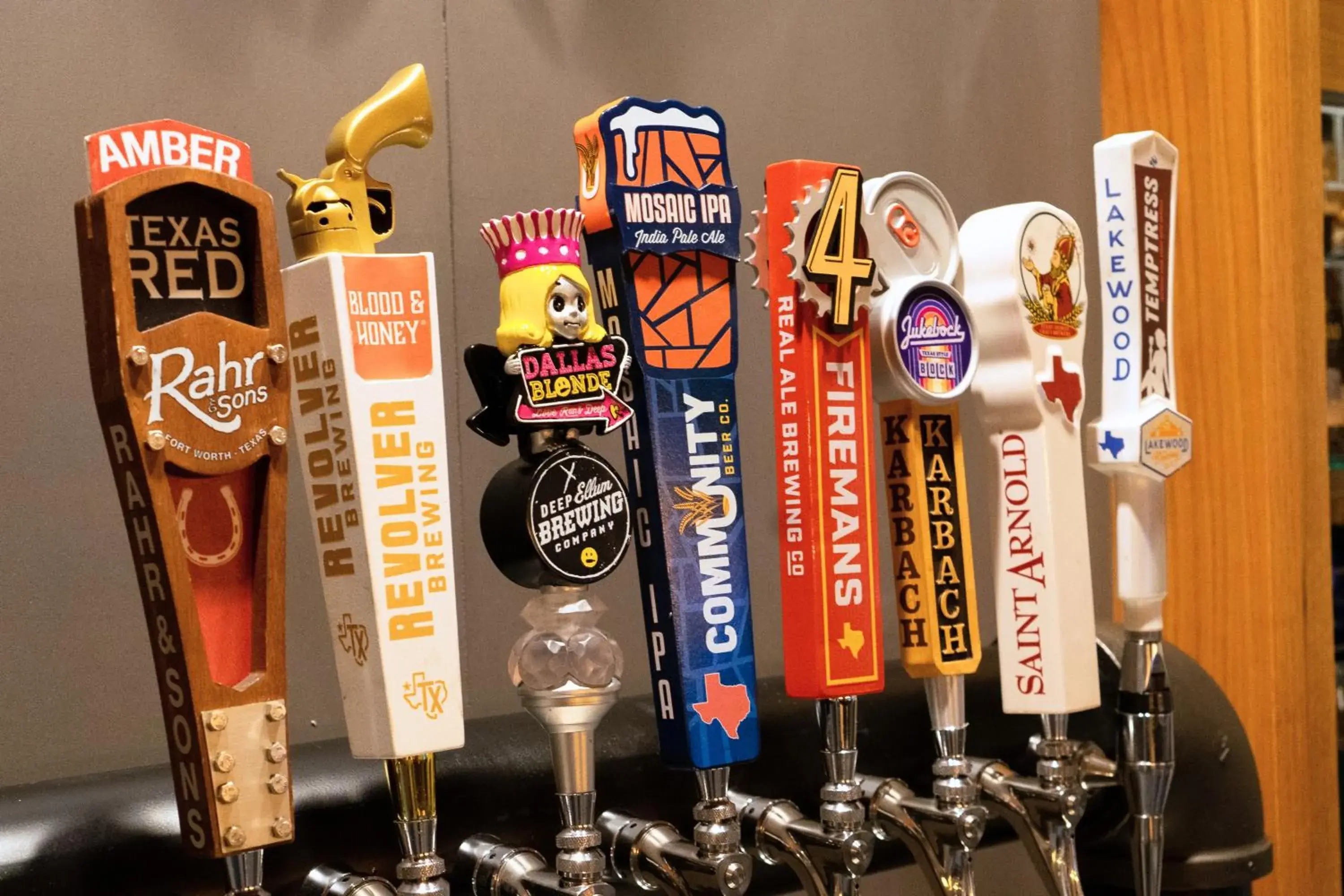 Lounge or bar in Embassy Suites by Hilton Fort Worth Downtown Lounge or bar in Embassy Suites by Hilton Fort Worth Downtown