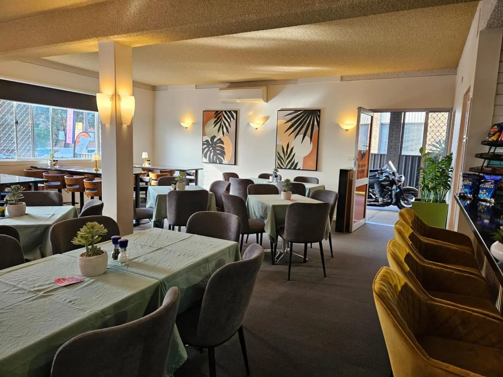 Restaurant/places to eat in Cosmo Motel Adamstown
