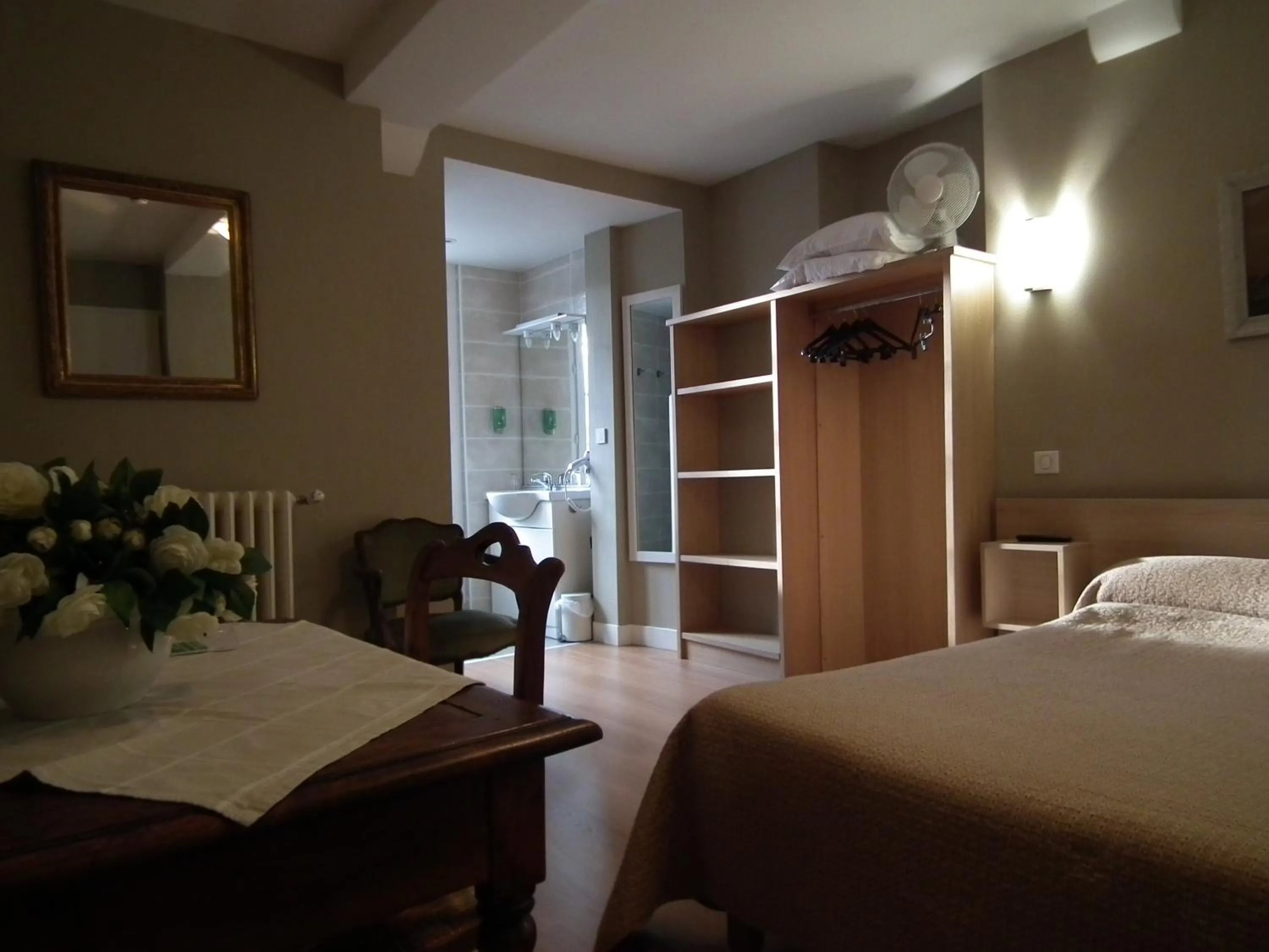Photo of the whole room, Bed in hôtel Piellenia