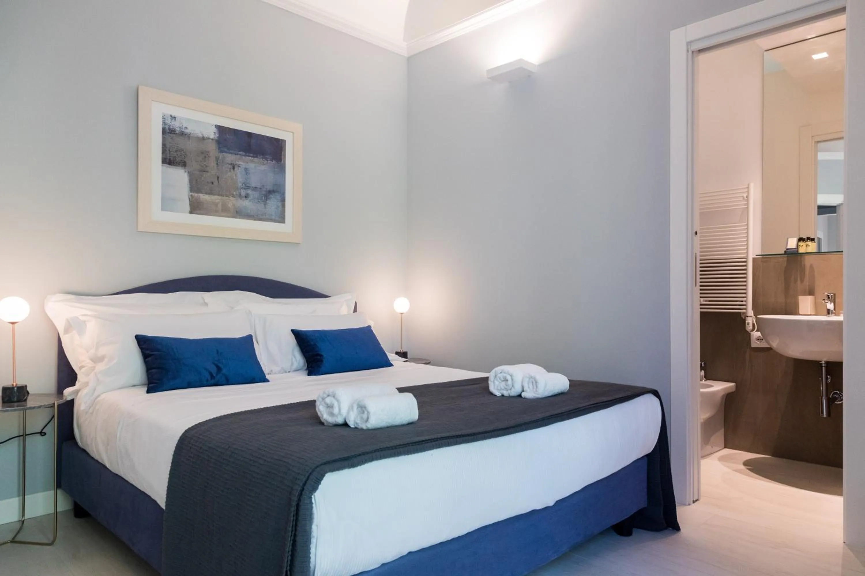 Bathroom, Bed in I Mori di Porta Nuova Suite & Terrace