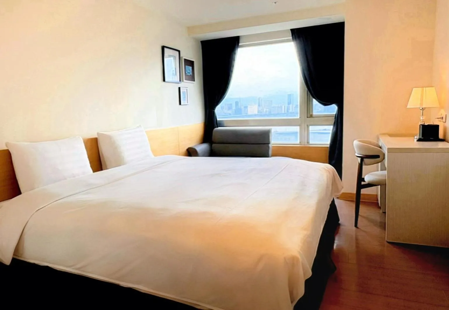 Bed in Wemeet Hotel Taipei