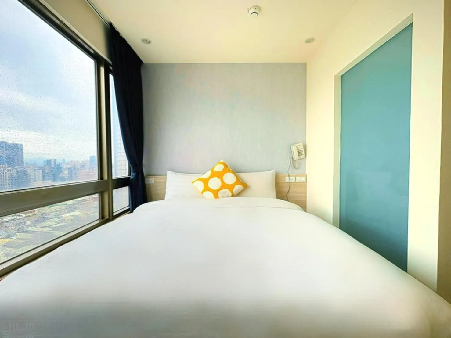 Bed in Wemeet Hotel Taipei