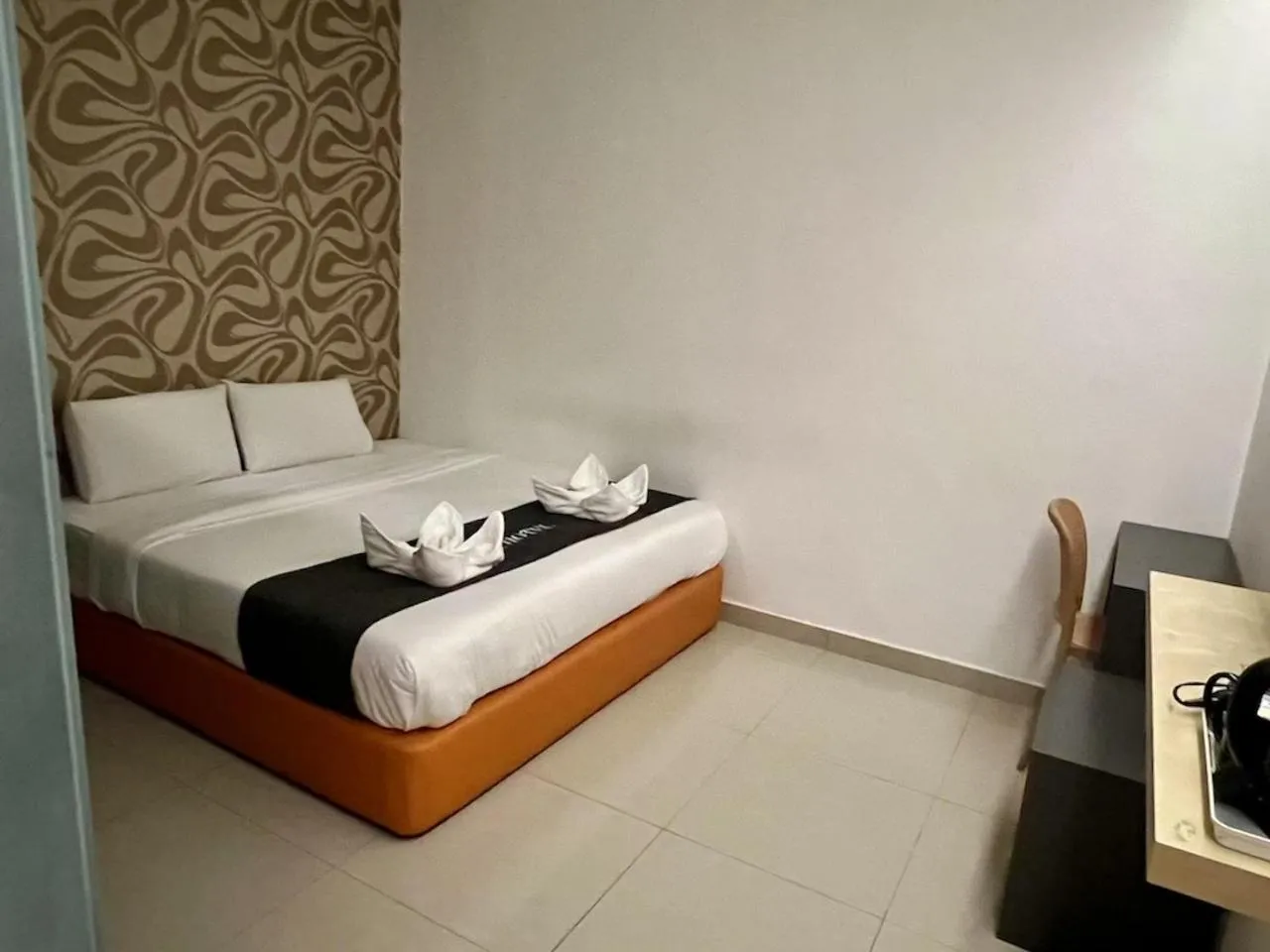 Property building, Bed in 1 Hotel Kuchai Lama