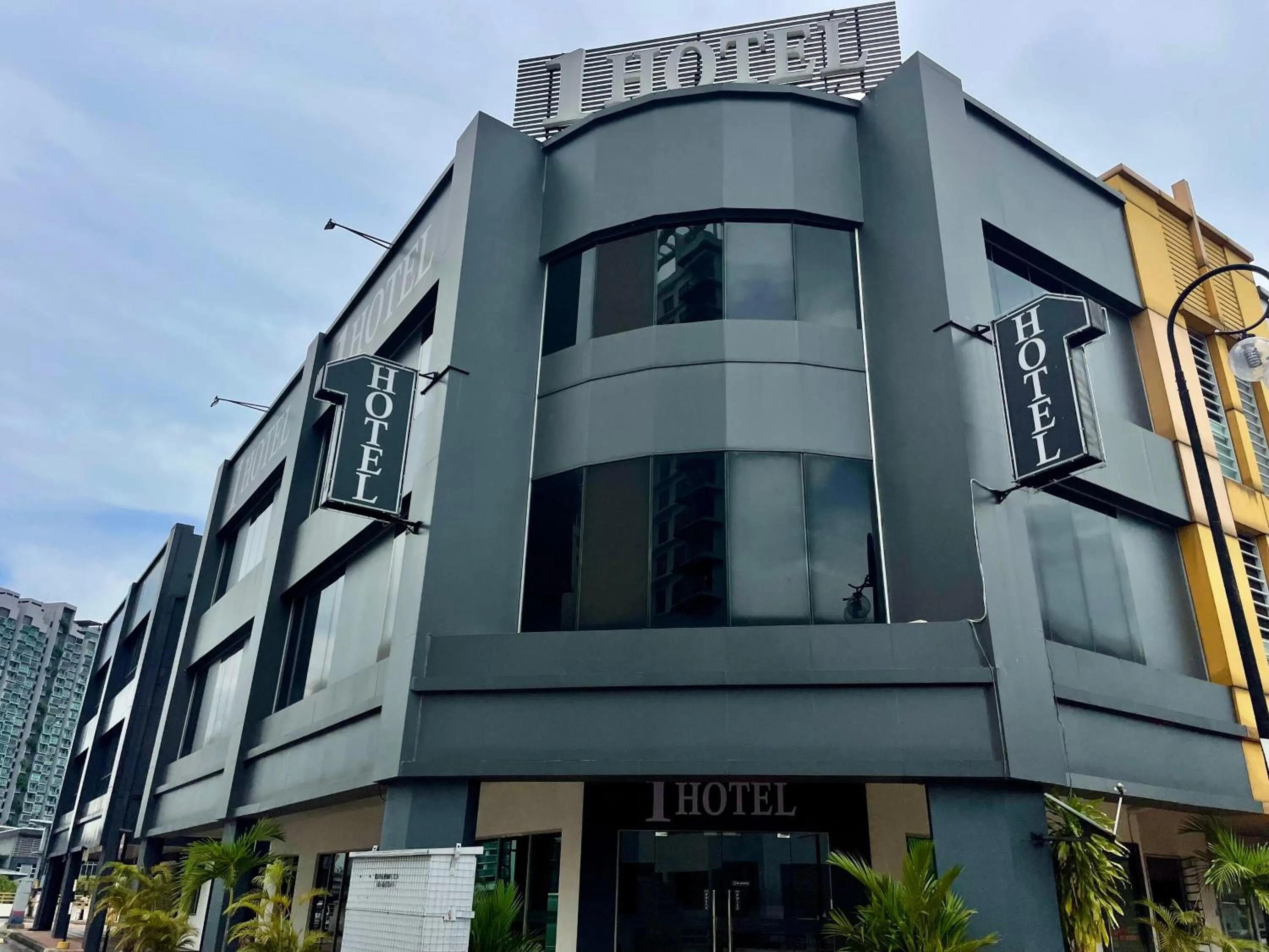 Property building in 1 Hotel Kuchai Lama