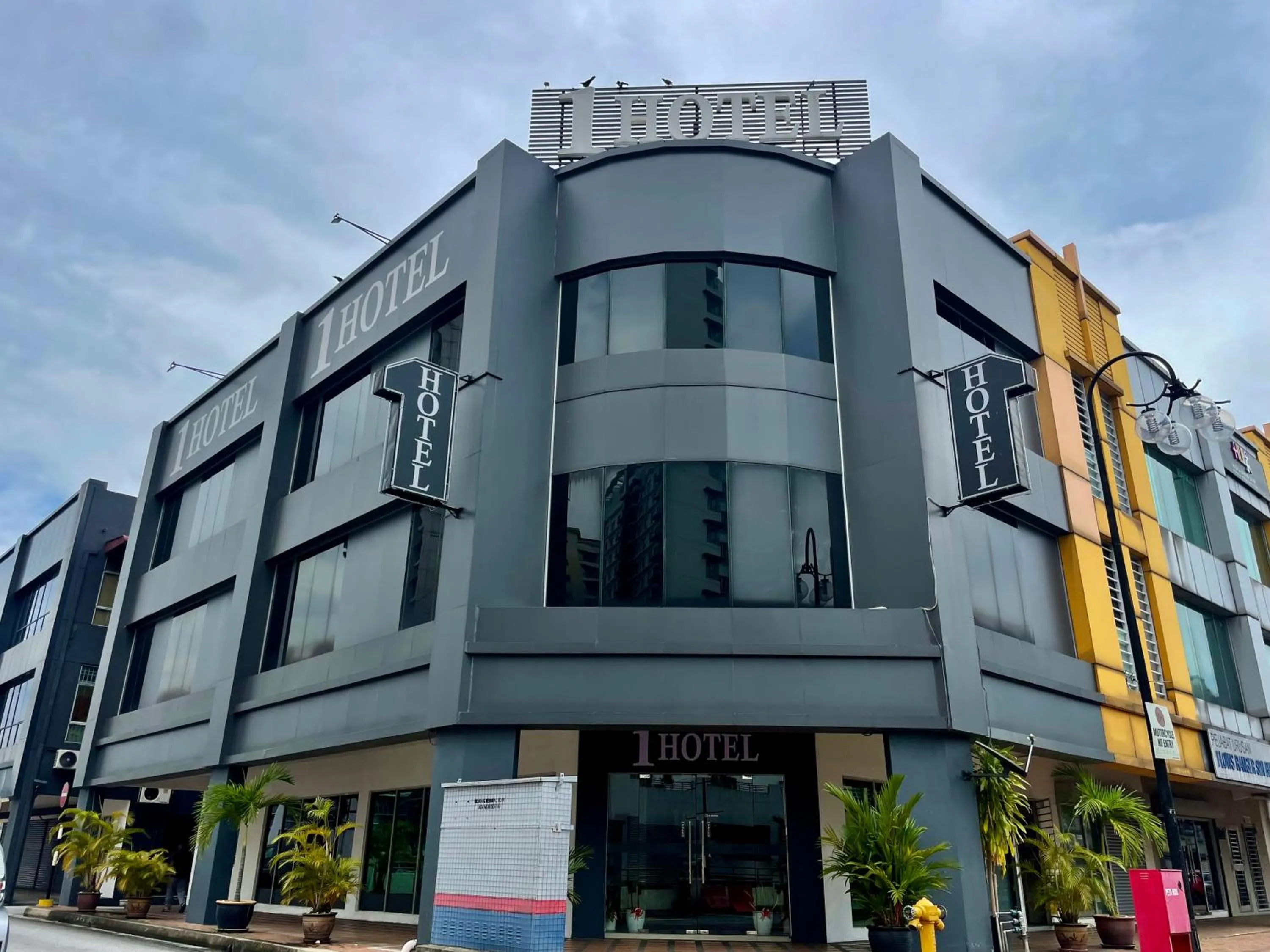 Property building in 1 Hotel Kuchai Lama