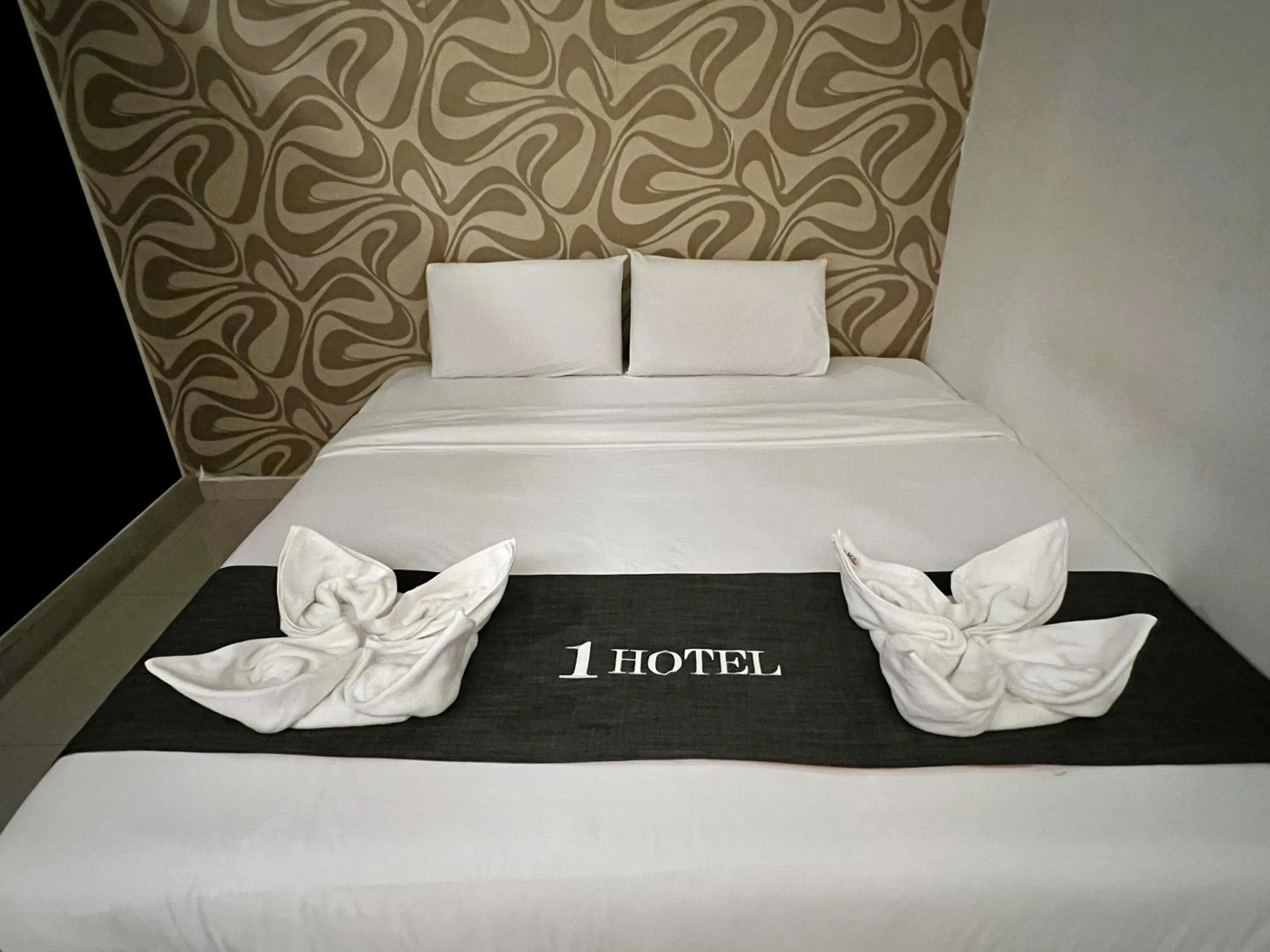 Property building, Bed in 1 Hotel Kuchai Lama