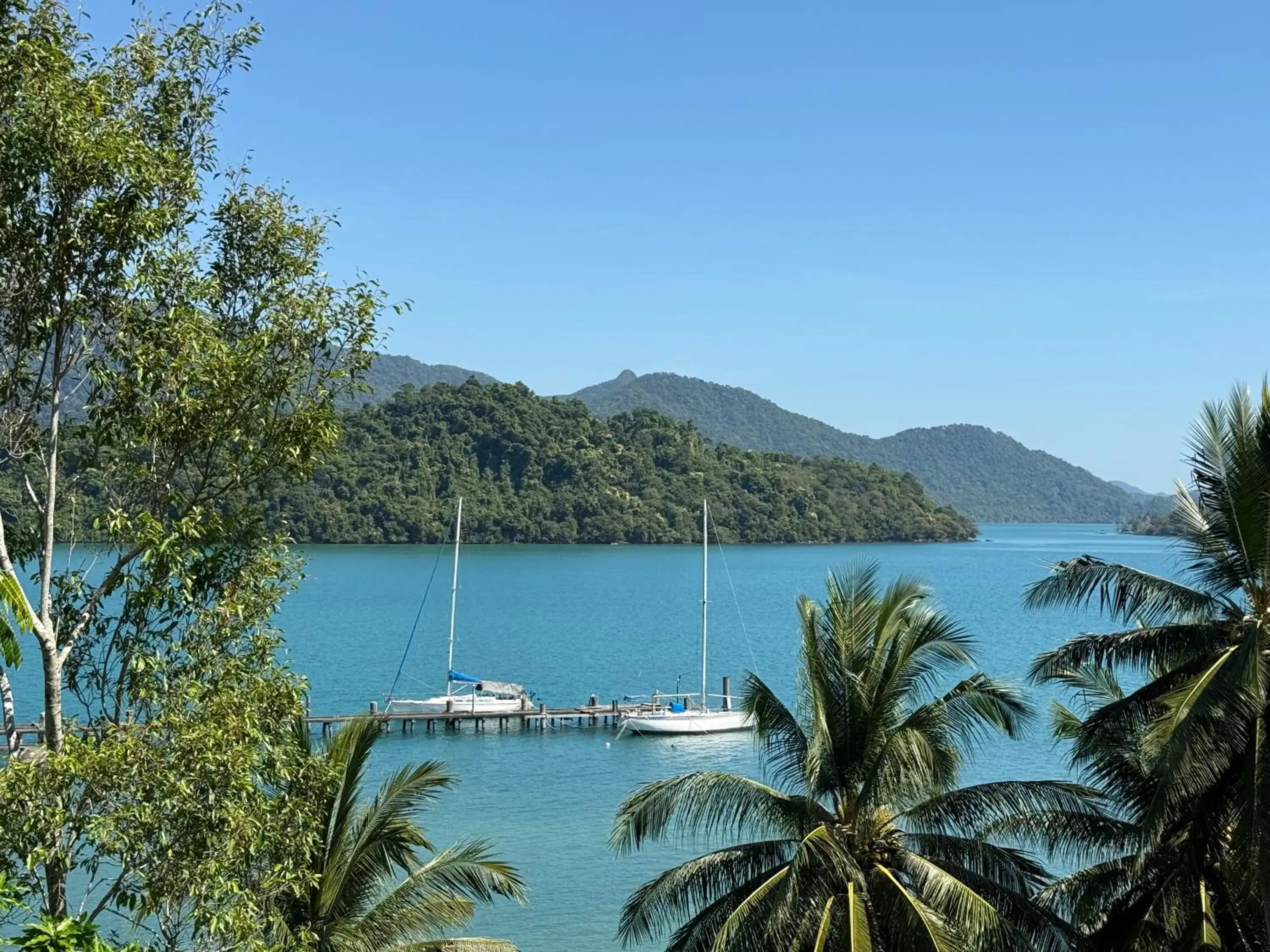 Queen Room with Sea View in Island View Resort Koh Chang Queen Room with Sea View in Island View Resort Koh Chang