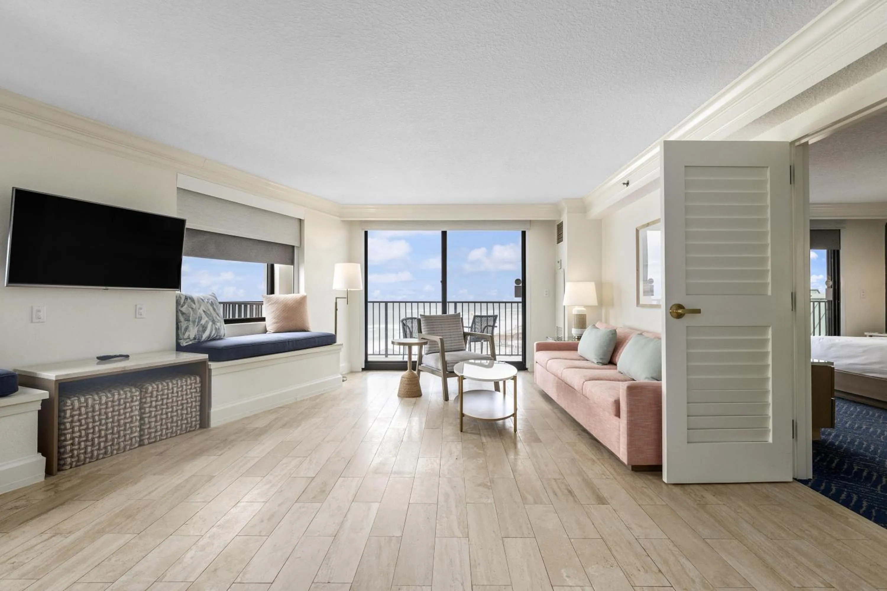 Living room, Bed in Hilton Sandestin Beach Golf Resort & Spa
