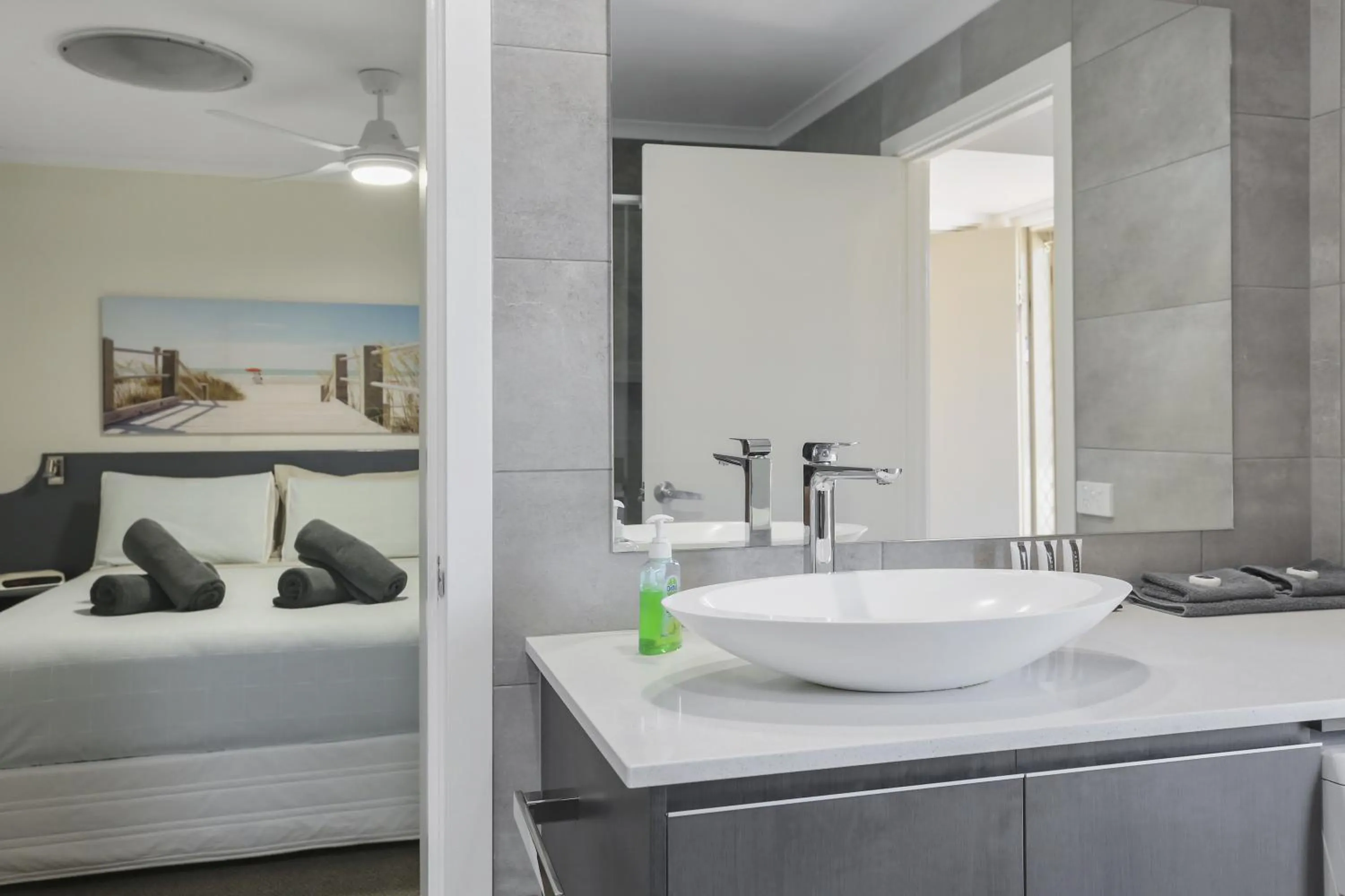 Bathroom, Bed in Crown Apartments