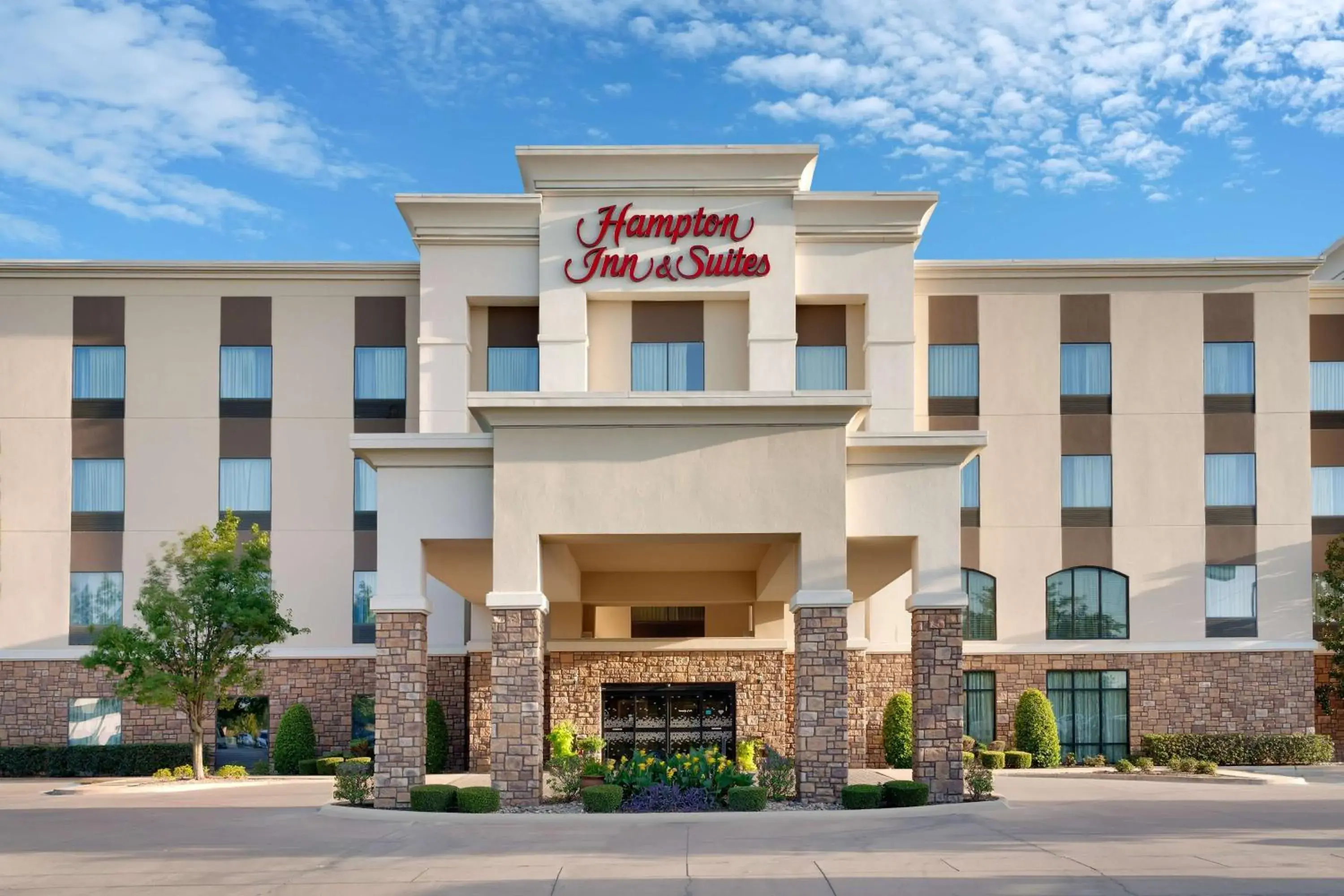 Property building in Hampton Inn & Suites Ft Worth-Burleson Property building in Hampton Inn & Suites Ft Worth-Burleson