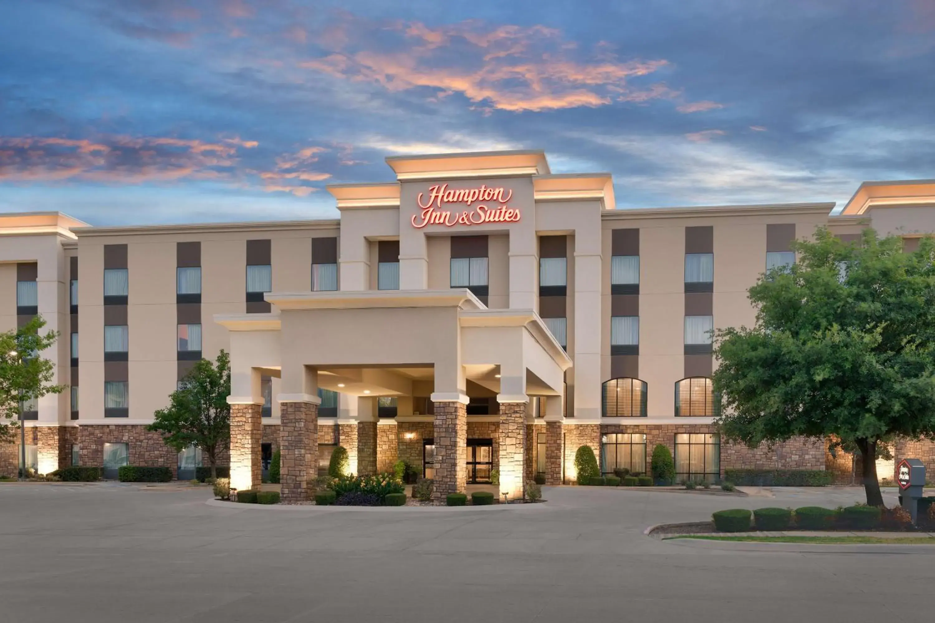 Property building in Hampton Inn & Suites Ft Worth-Burleson Property building in Hampton Inn & Suites Ft Worth-Burleson