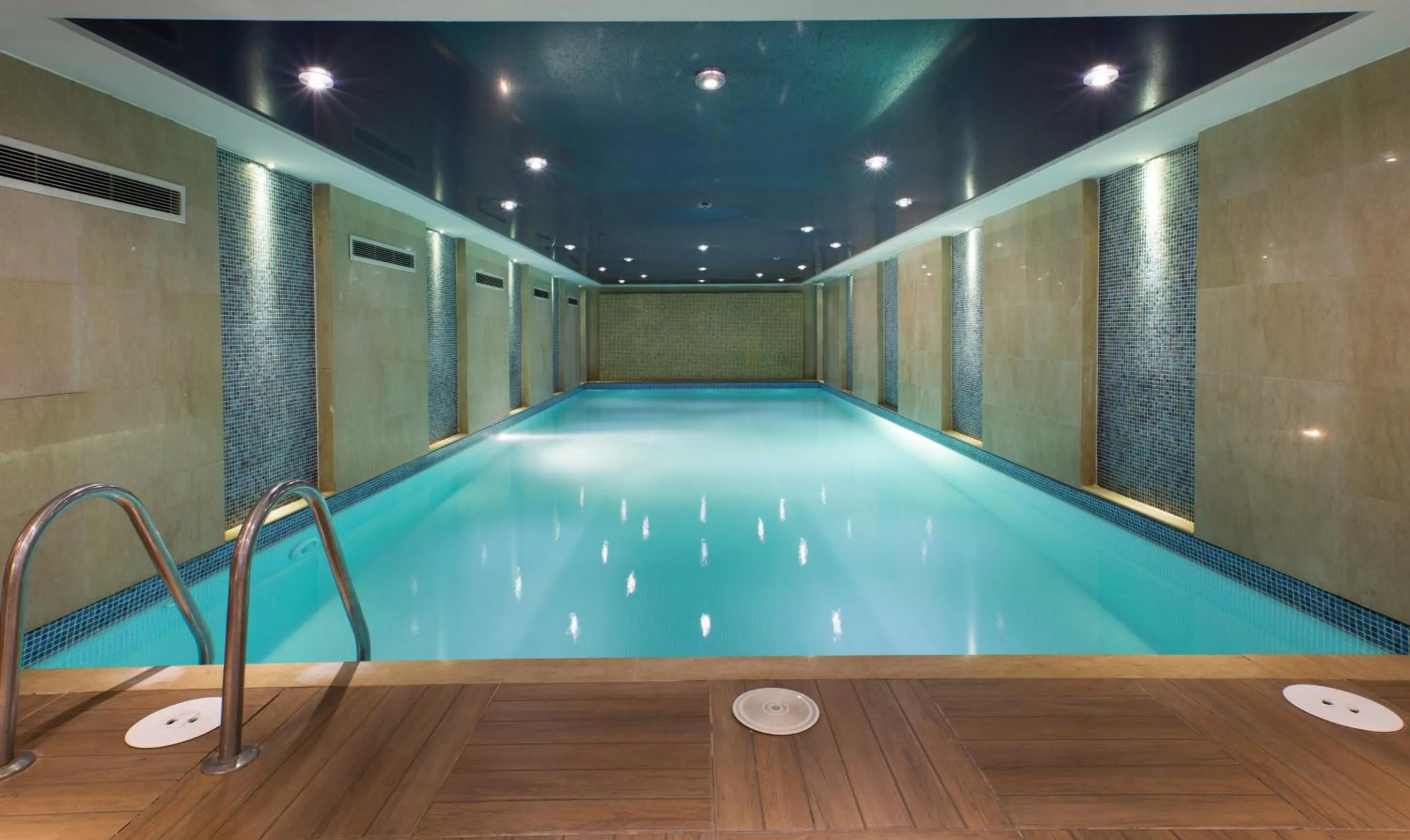 Swimming pool in Mercure Istanbul Umraniye