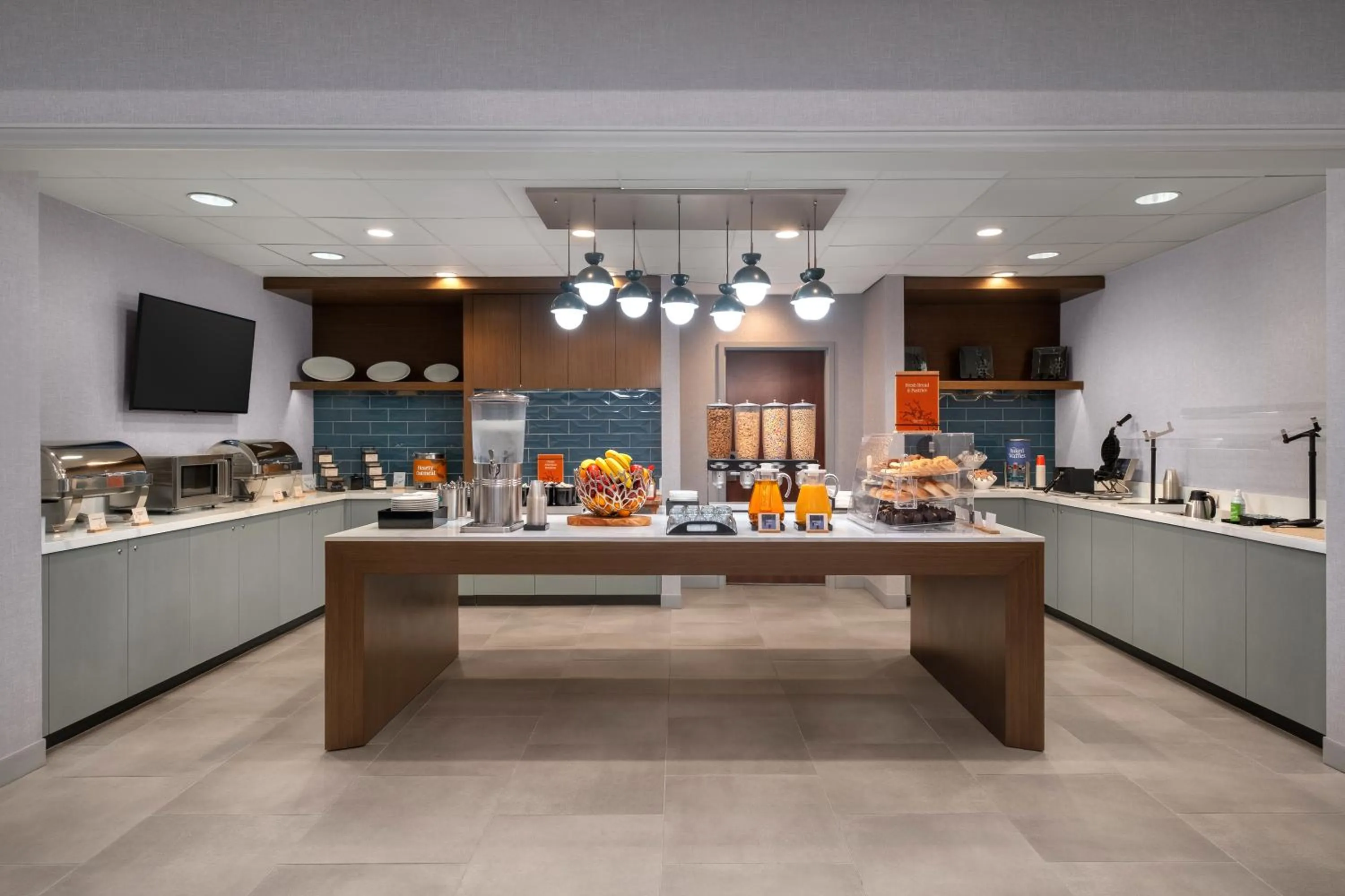 Food and drinks in Homewood Suites by Hilton Fresno