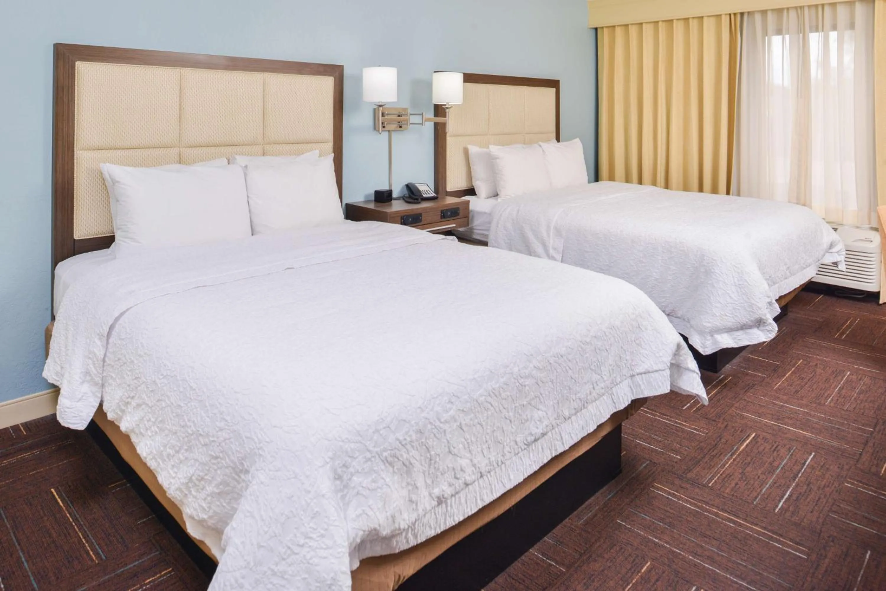 Bed in Hampton Inn Vero Beach Outlets