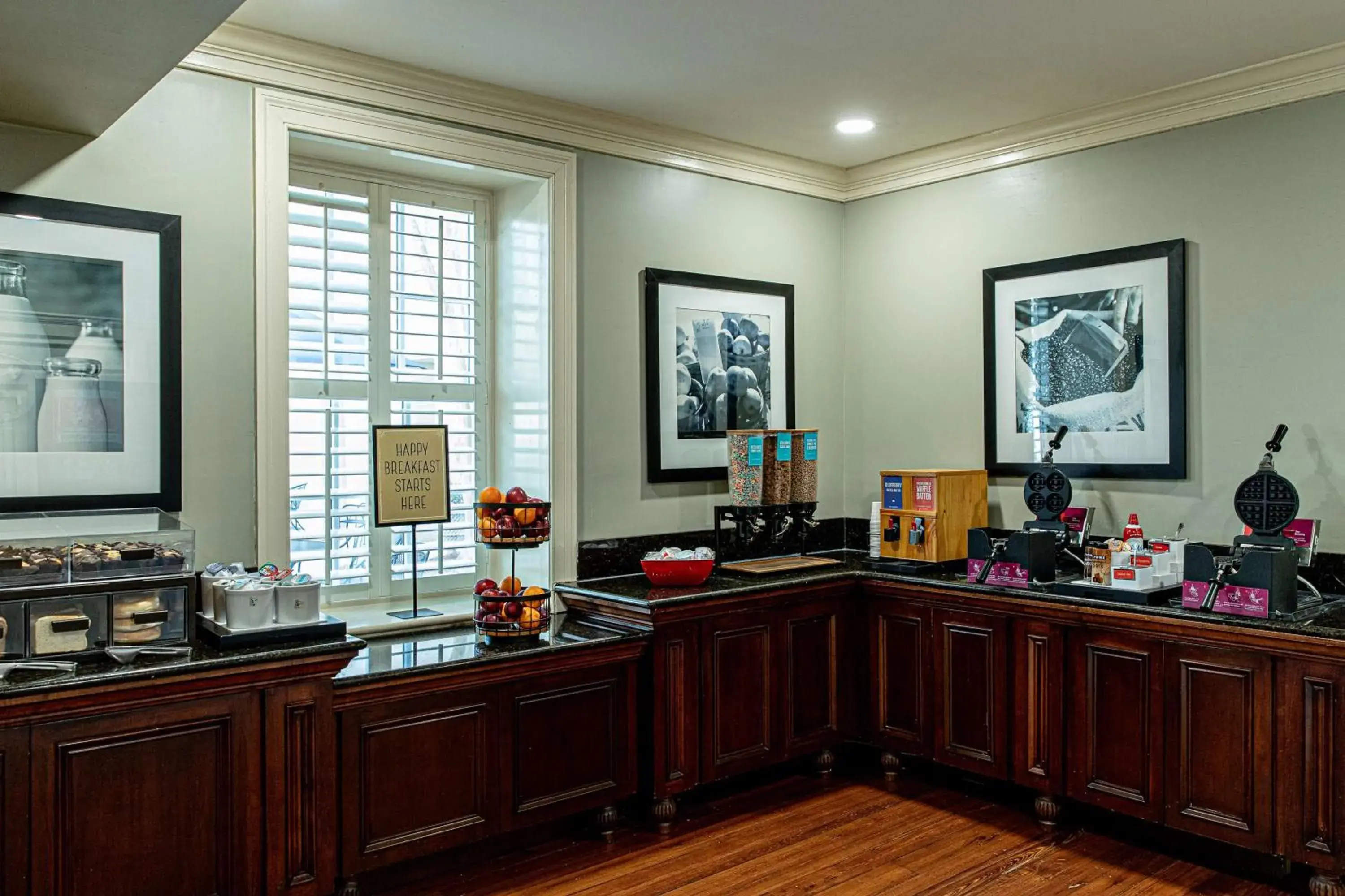 Breakfast in Hampton Inn Charleston-Historic District Breakfast in Hampton Inn Charleston-Historic District