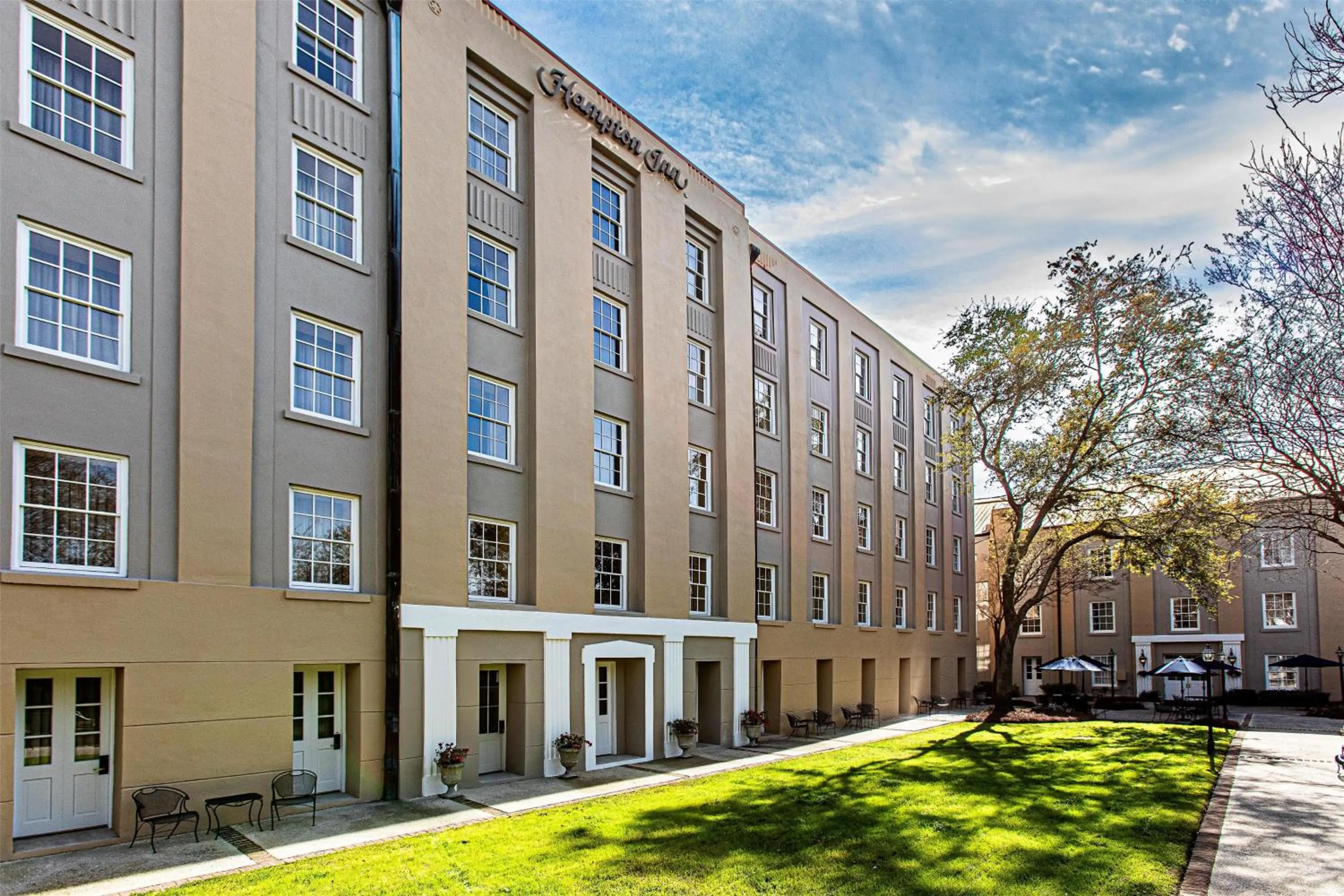 Inner courtyard view in Hampton Inn Charleston-Historic District