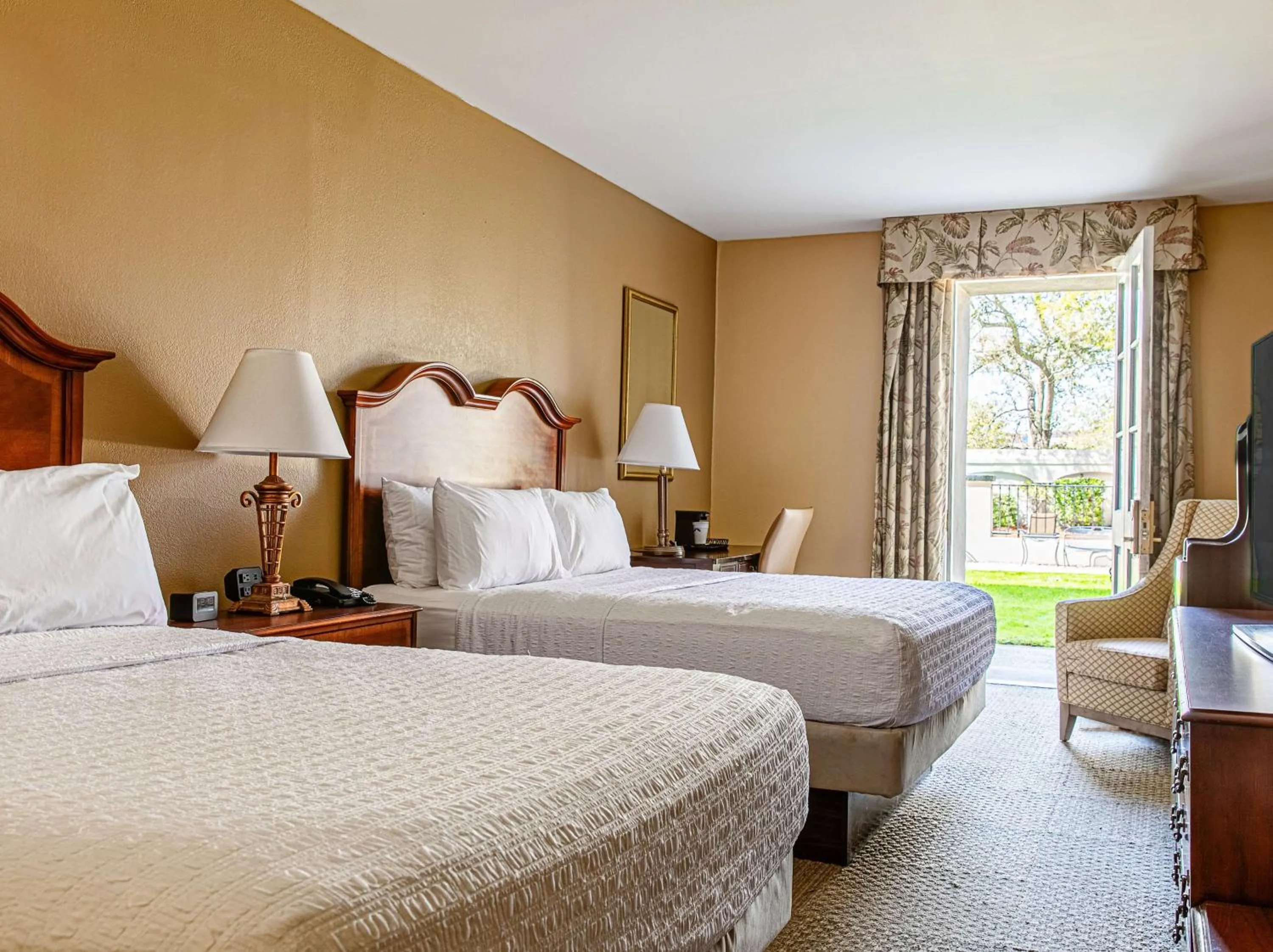 Bed in Hampton Inn Charleston-Historic District