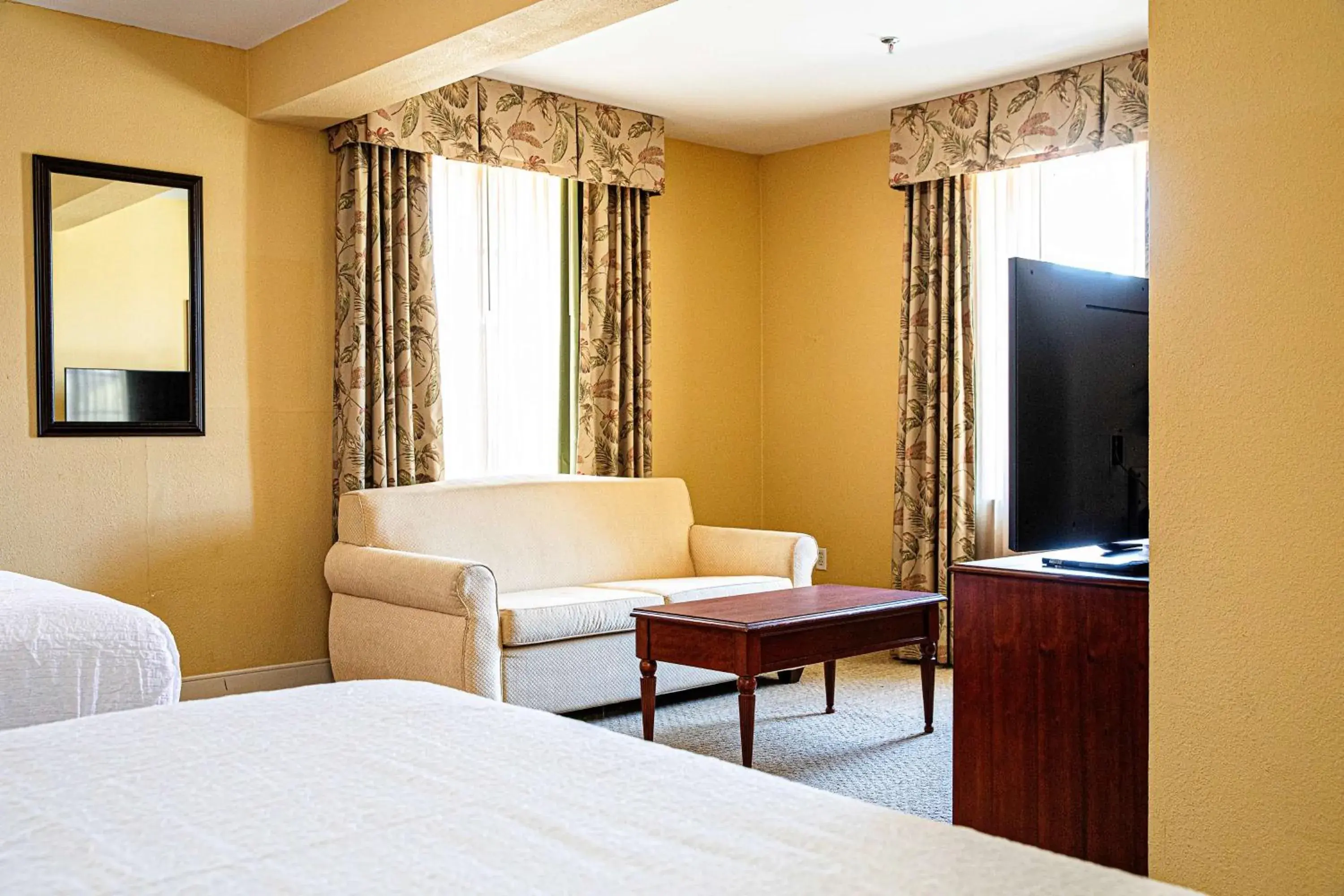 Living room, Bed in Hampton Inn Charleston-Historic District Living room, Bed in Hampton Inn Charleston-Historic District
