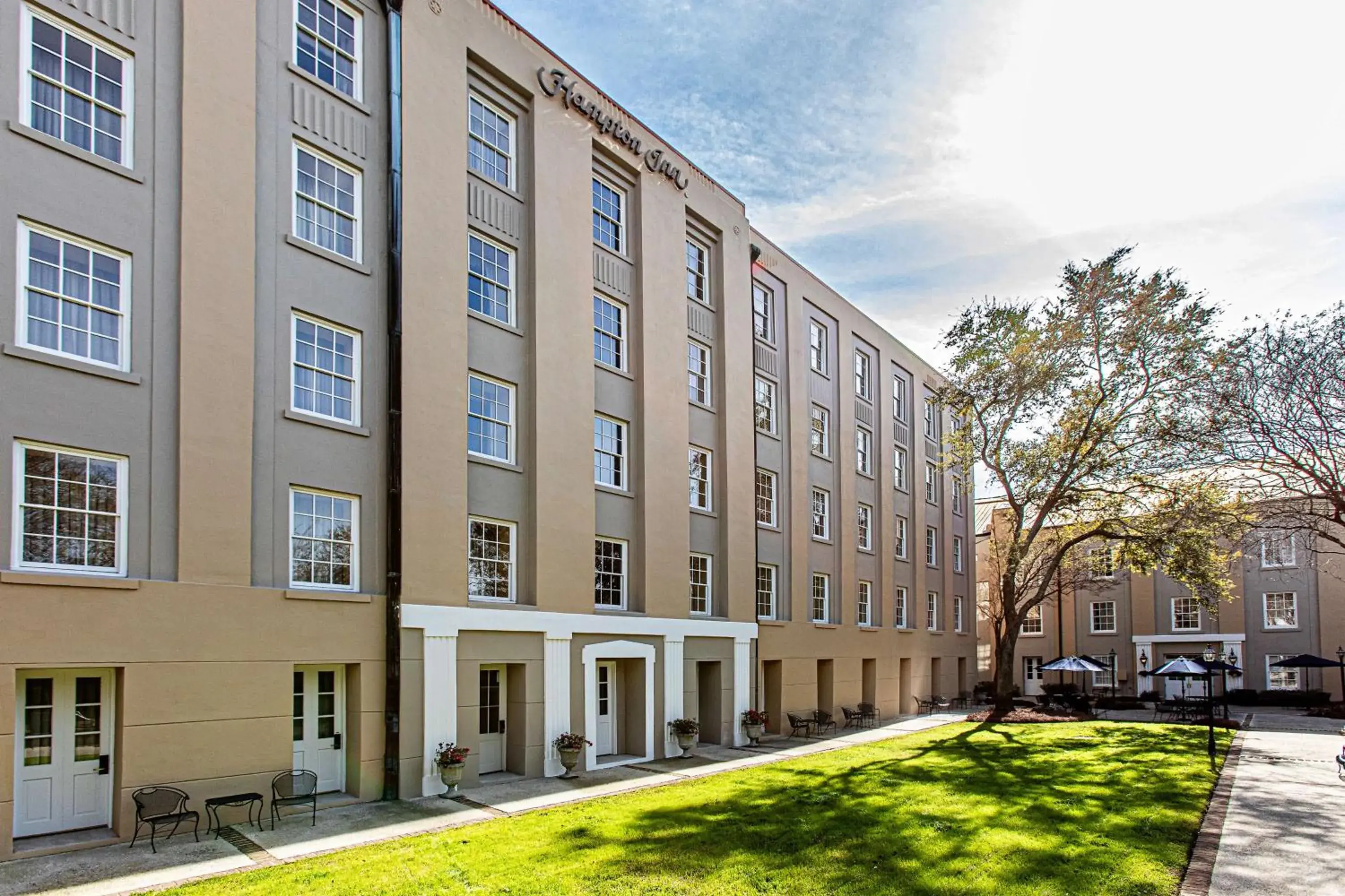 Inner courtyard view in Hampton Inn Charleston-Historic District Inner courtyard view in Hampton Inn Charleston-Historic District