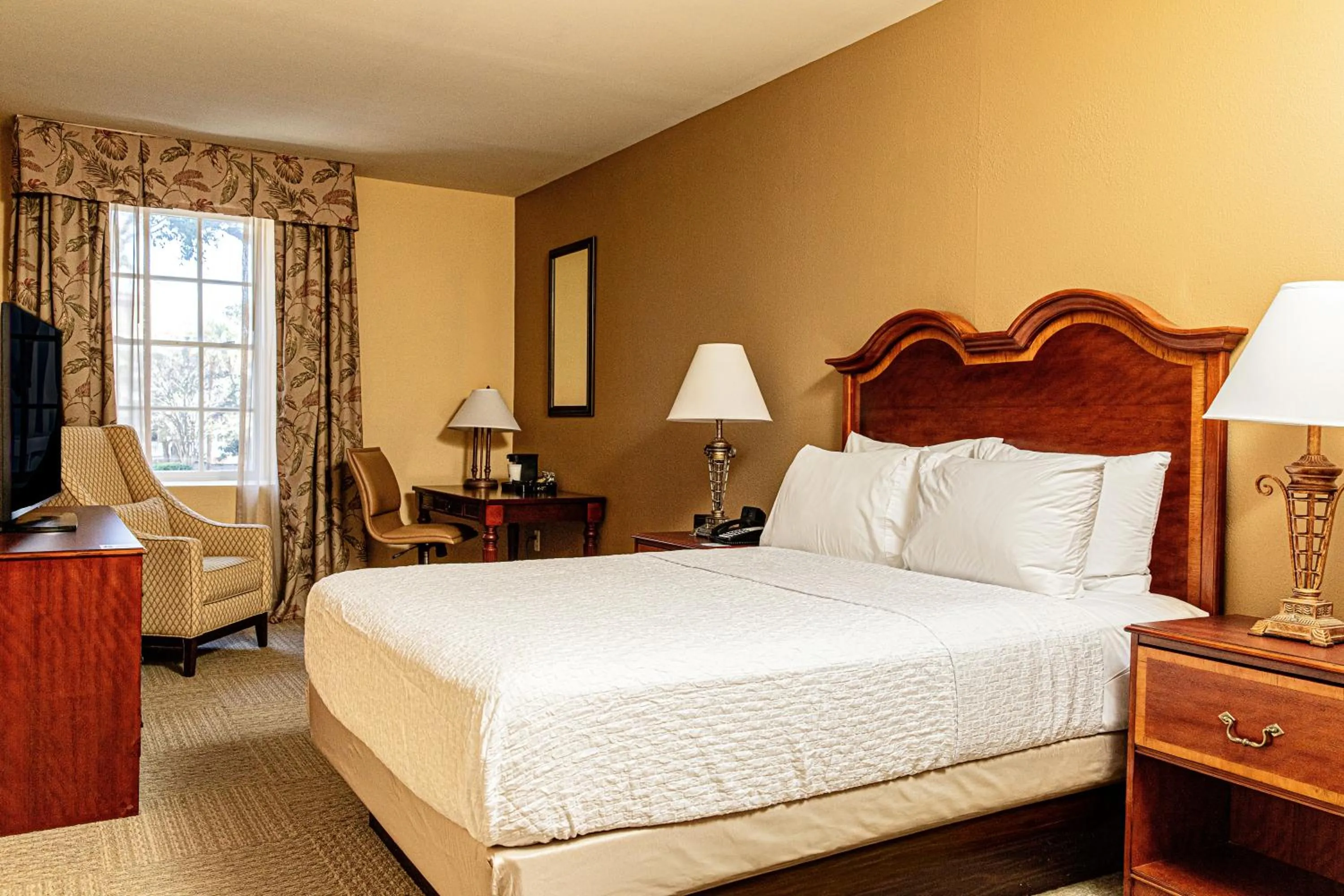 Bedroom, Bed in Hampton Inn Charleston-Historic District