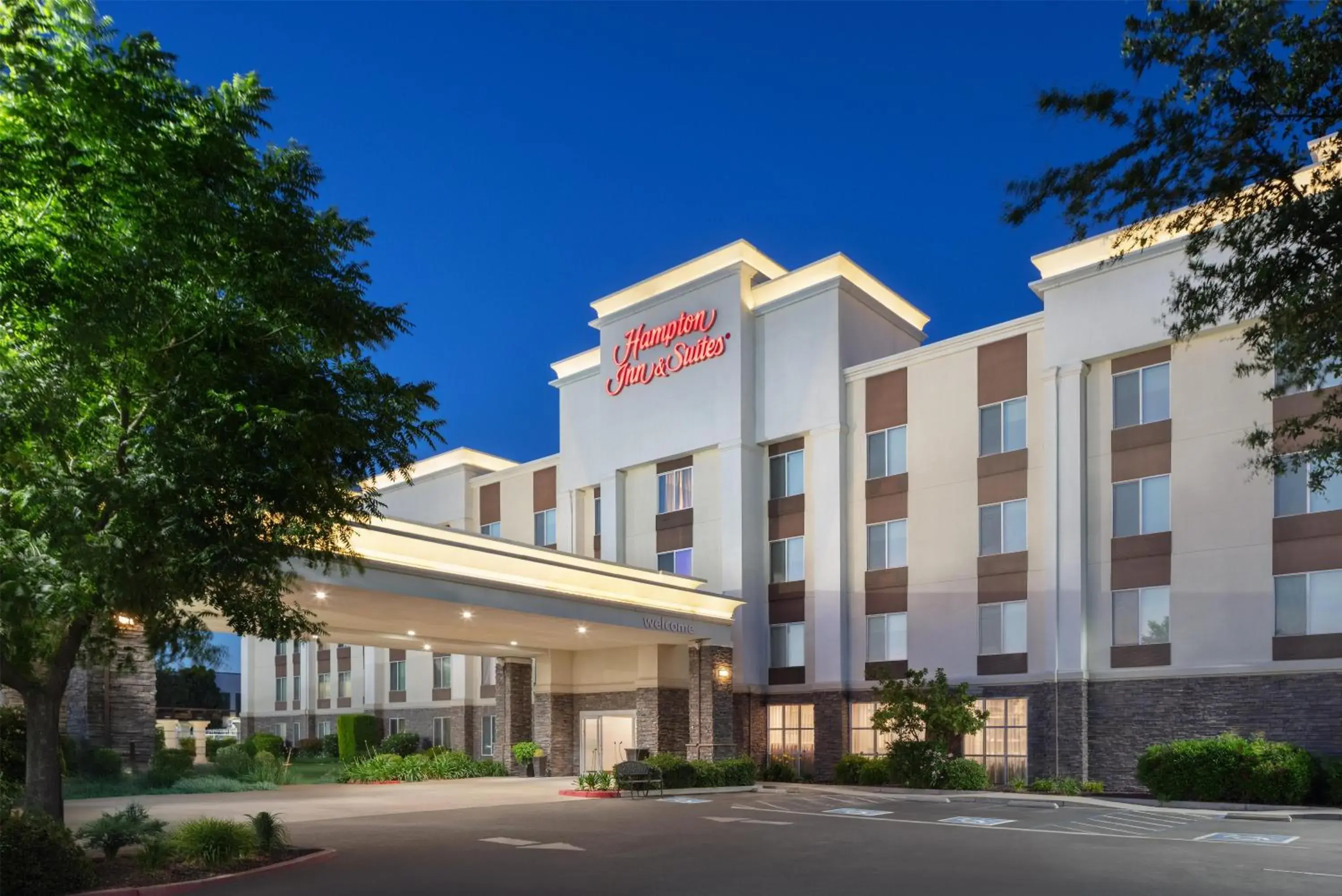 Property building in Hampton Inn & Suites Fresno Property building in Hampton Inn & Suites Fresno