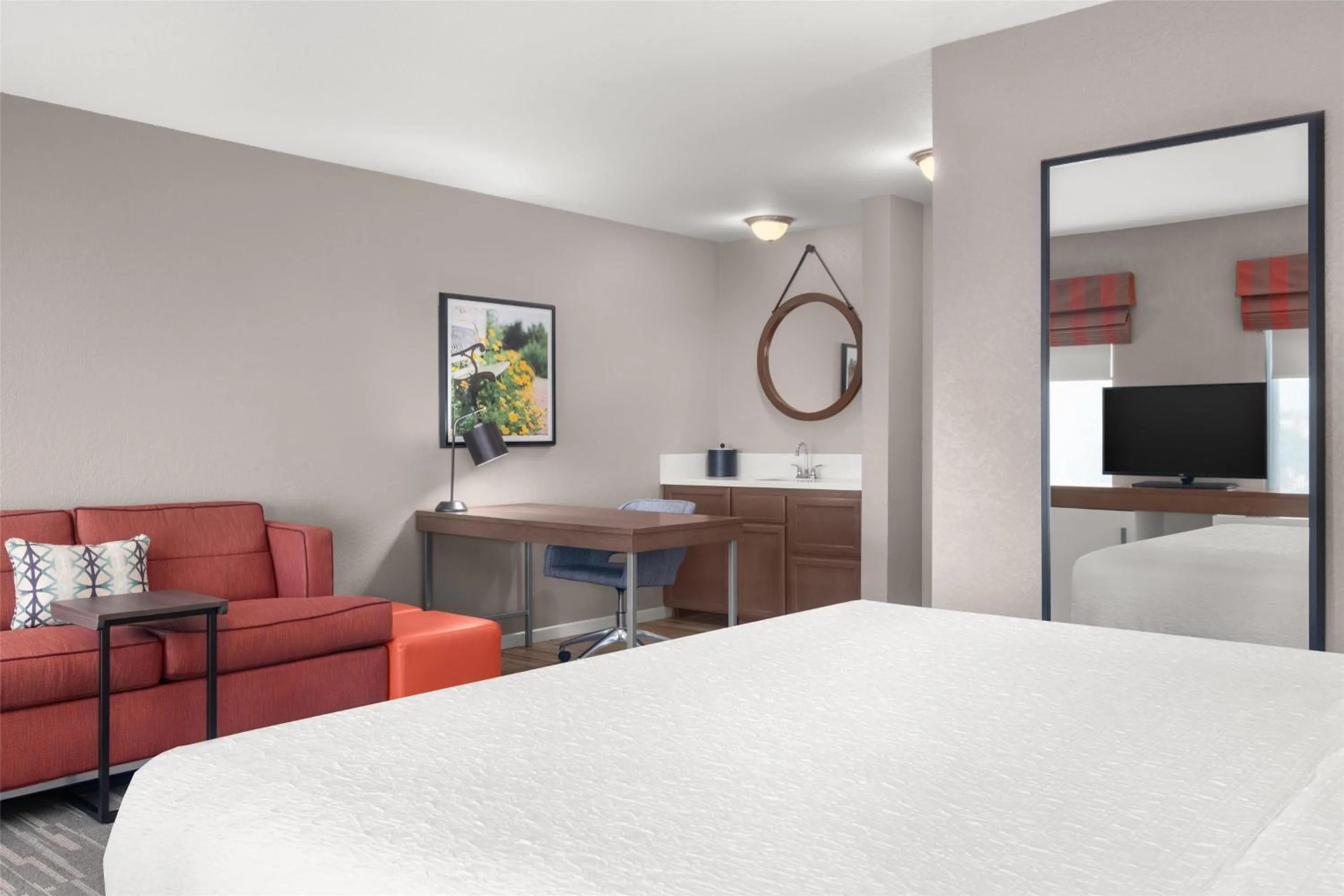 Living room, Bed in Hampton Inn & Suites Fresno