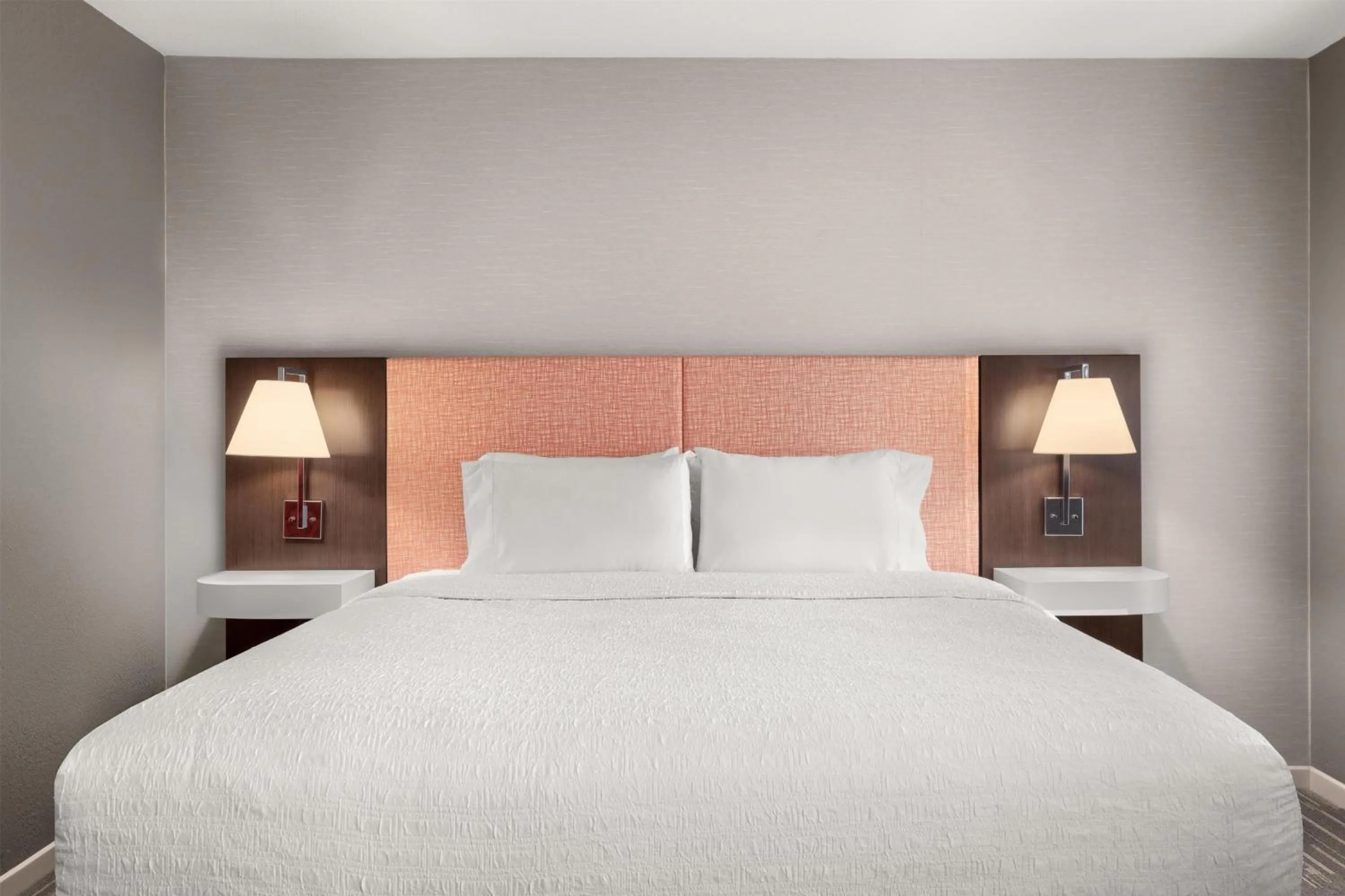 Bed in Hampton Inn & Suites Fresno