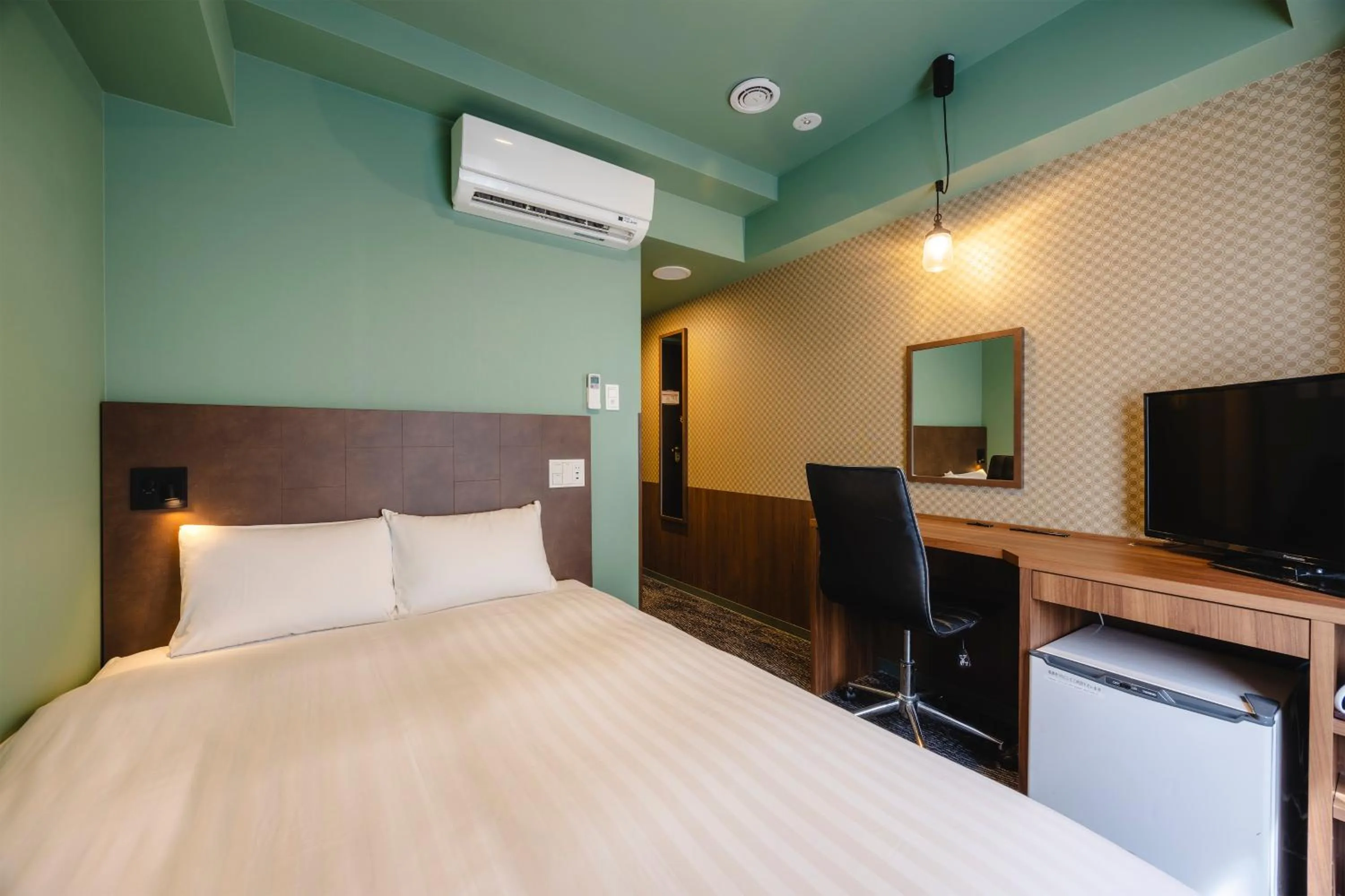 Photo of the whole room, Bed in KOKO HOTEL Shimbashi Onarimon - formerly Hotel Wing International Shimbashi Onarimon