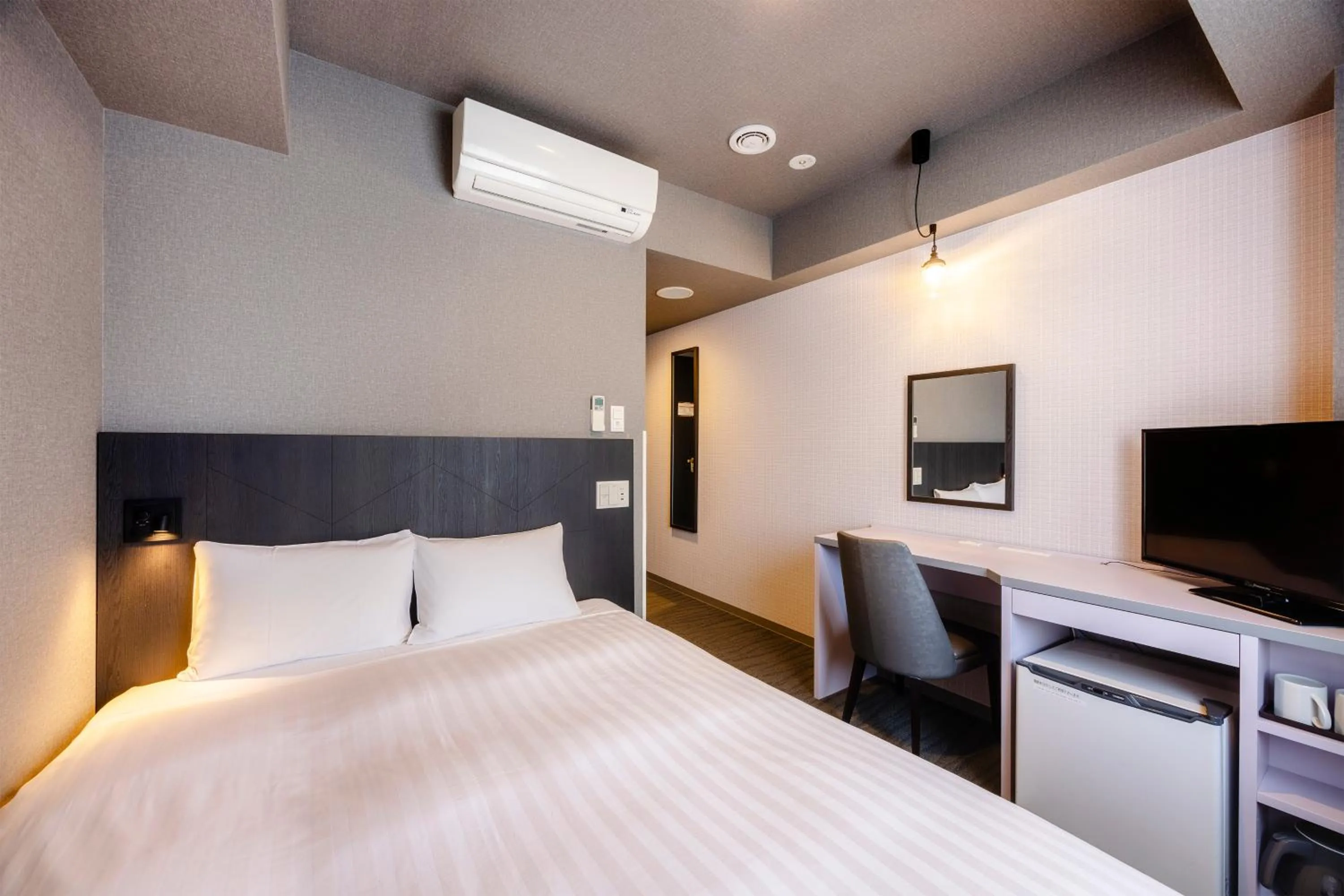 Photo of the whole room, Bed in KOKO HOTEL Shimbashi Onarimon - formerly Hotel Wing International Shimbashi Onarimon