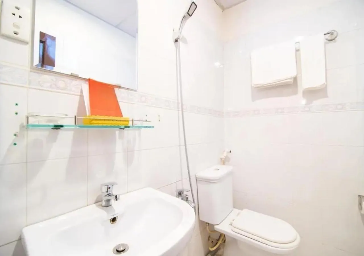 Shower in Tan Hoang Long Hotel