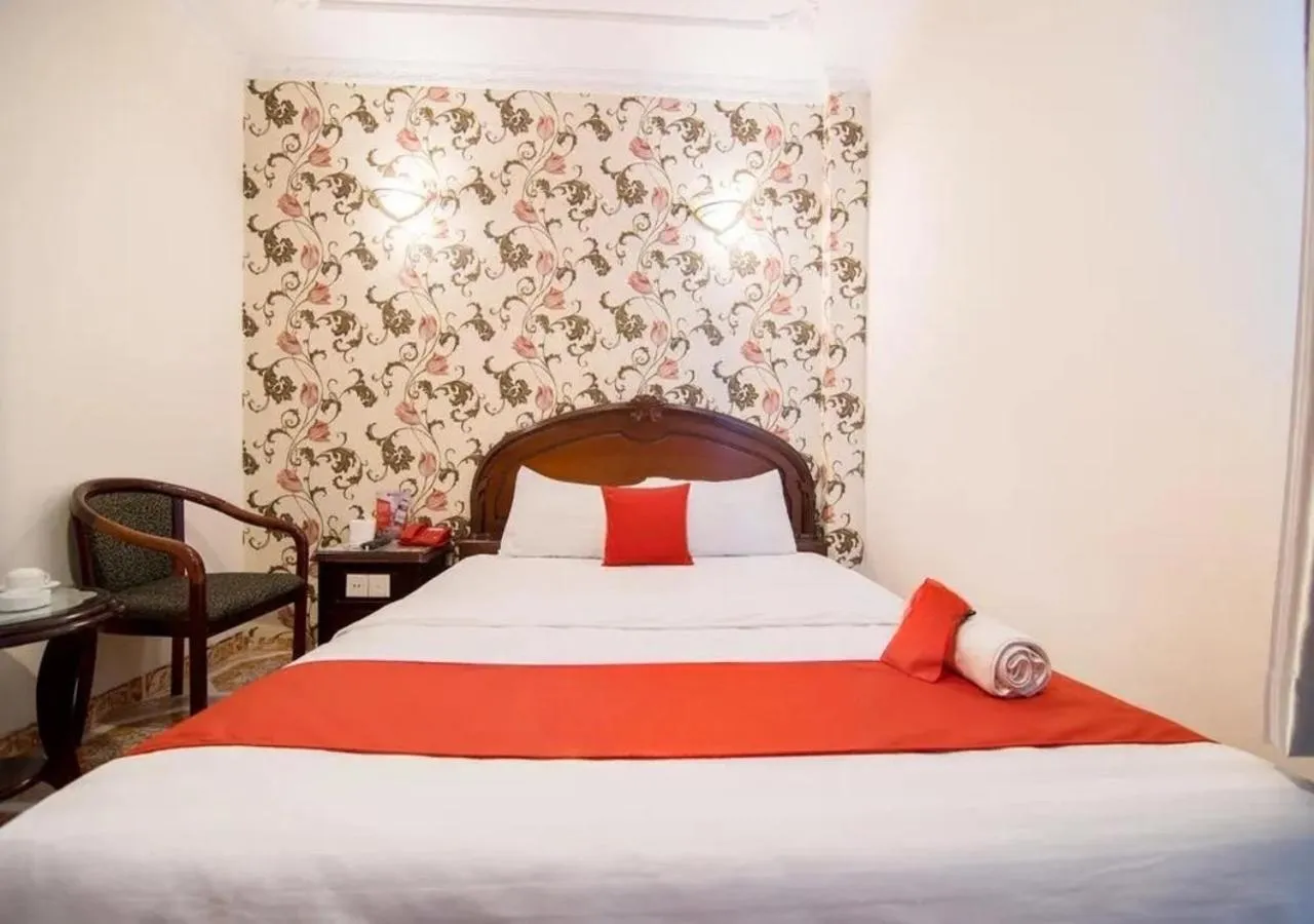 Bed in Tan Hoang Long Hotel