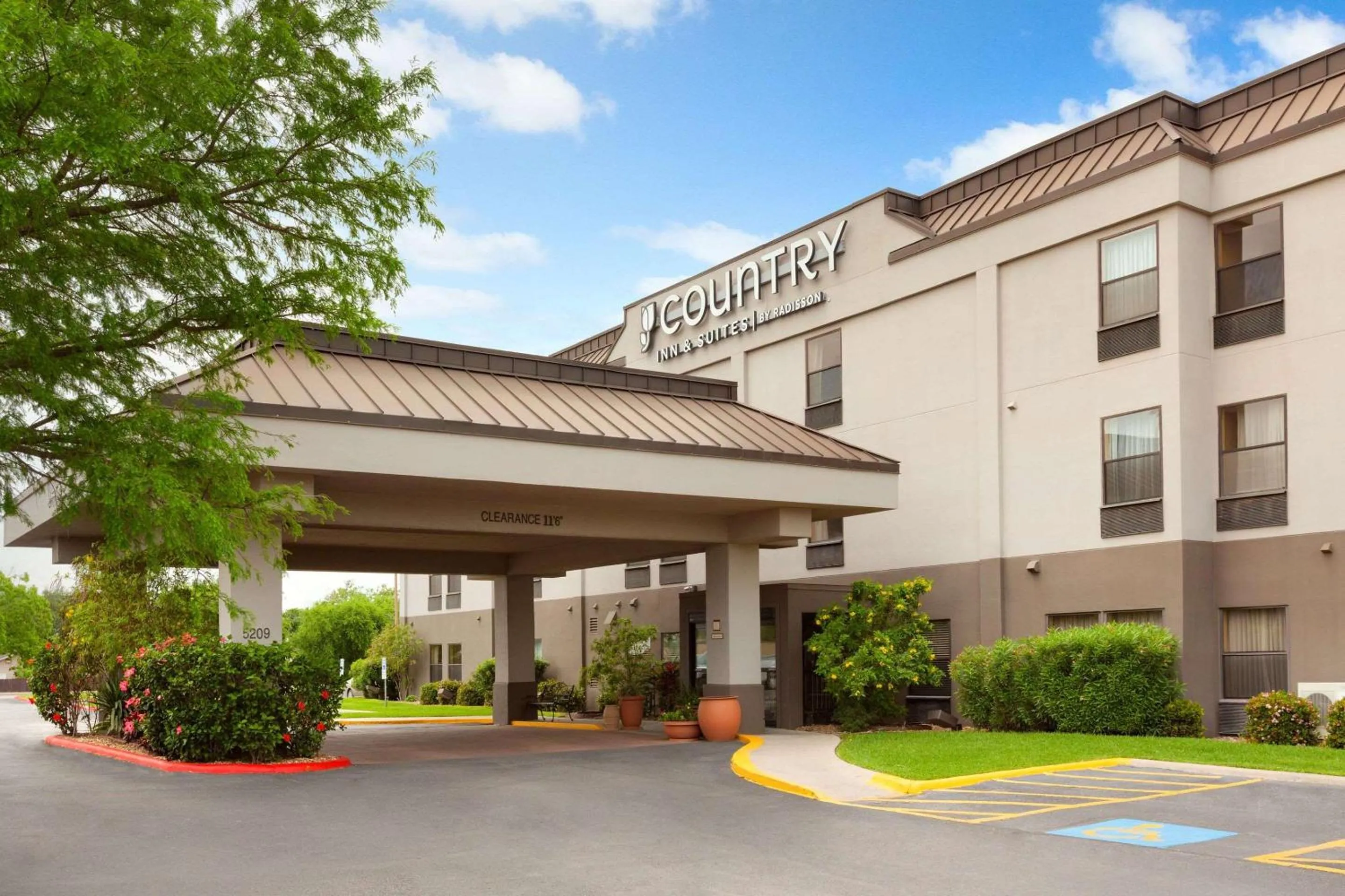 Property Building in Country Inn & Suites by Radisson, Corpus Christi, TX