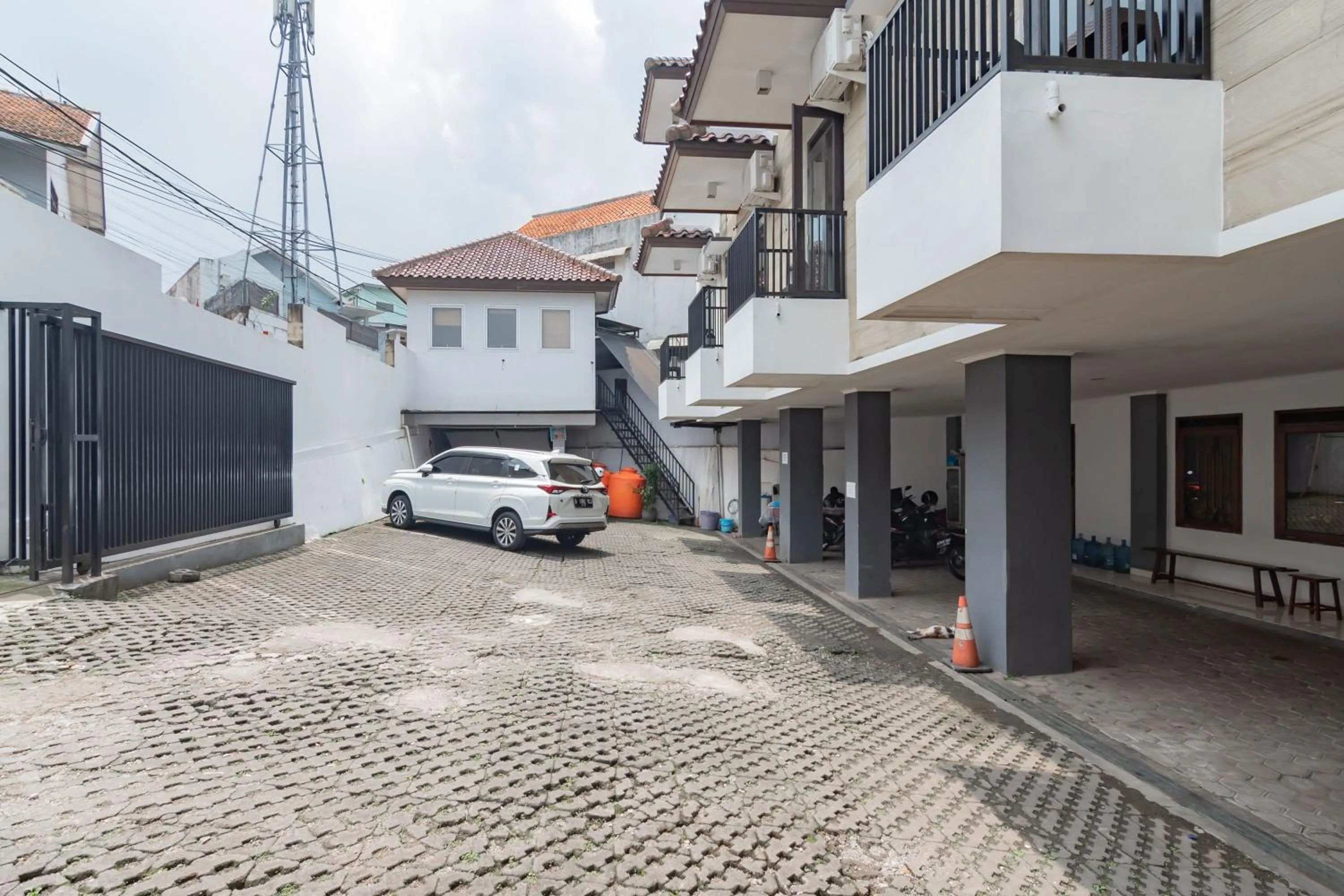 Facade/entrance in RedDoorz at Dago Asri 3