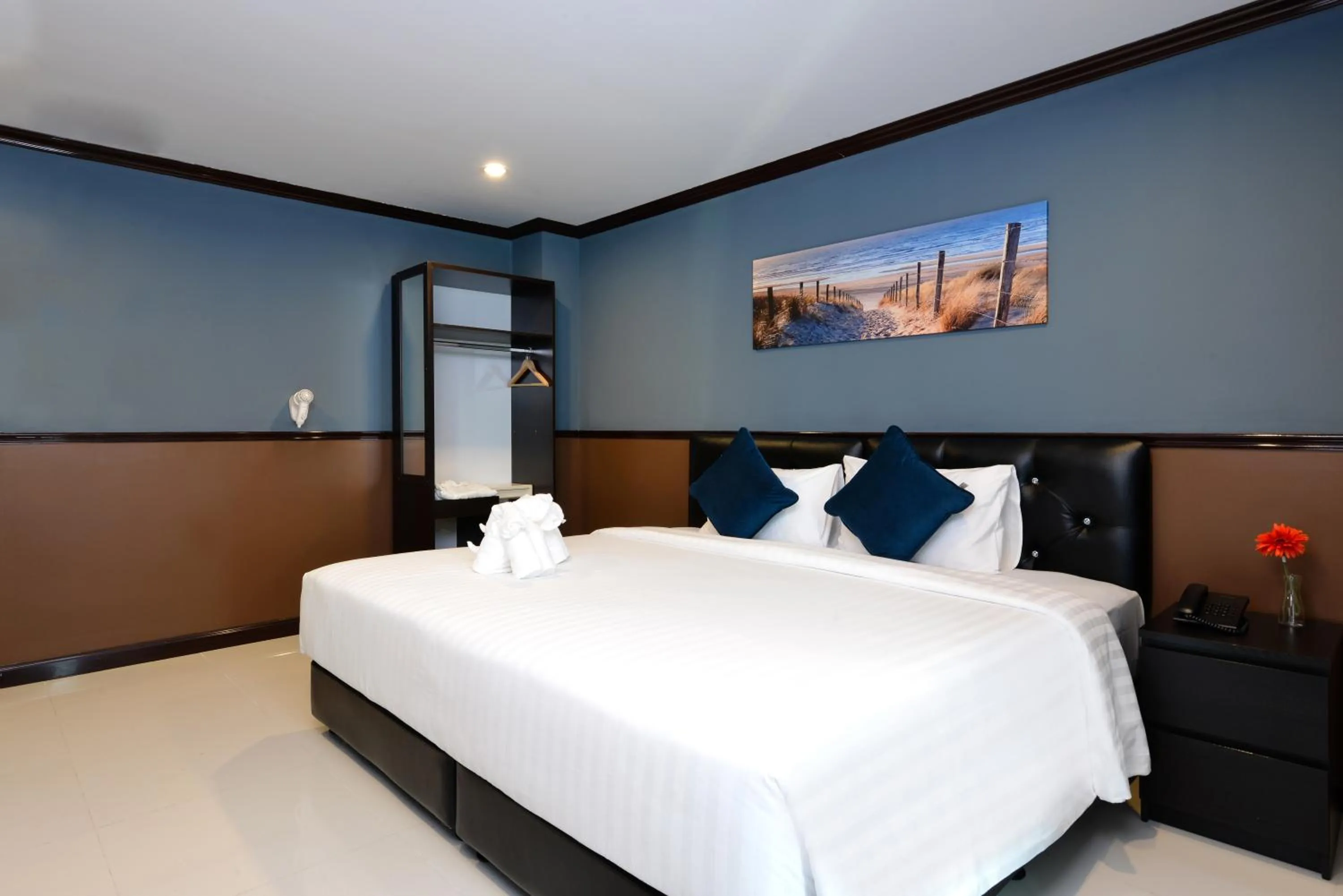 Bed in The Breton Hotel Media