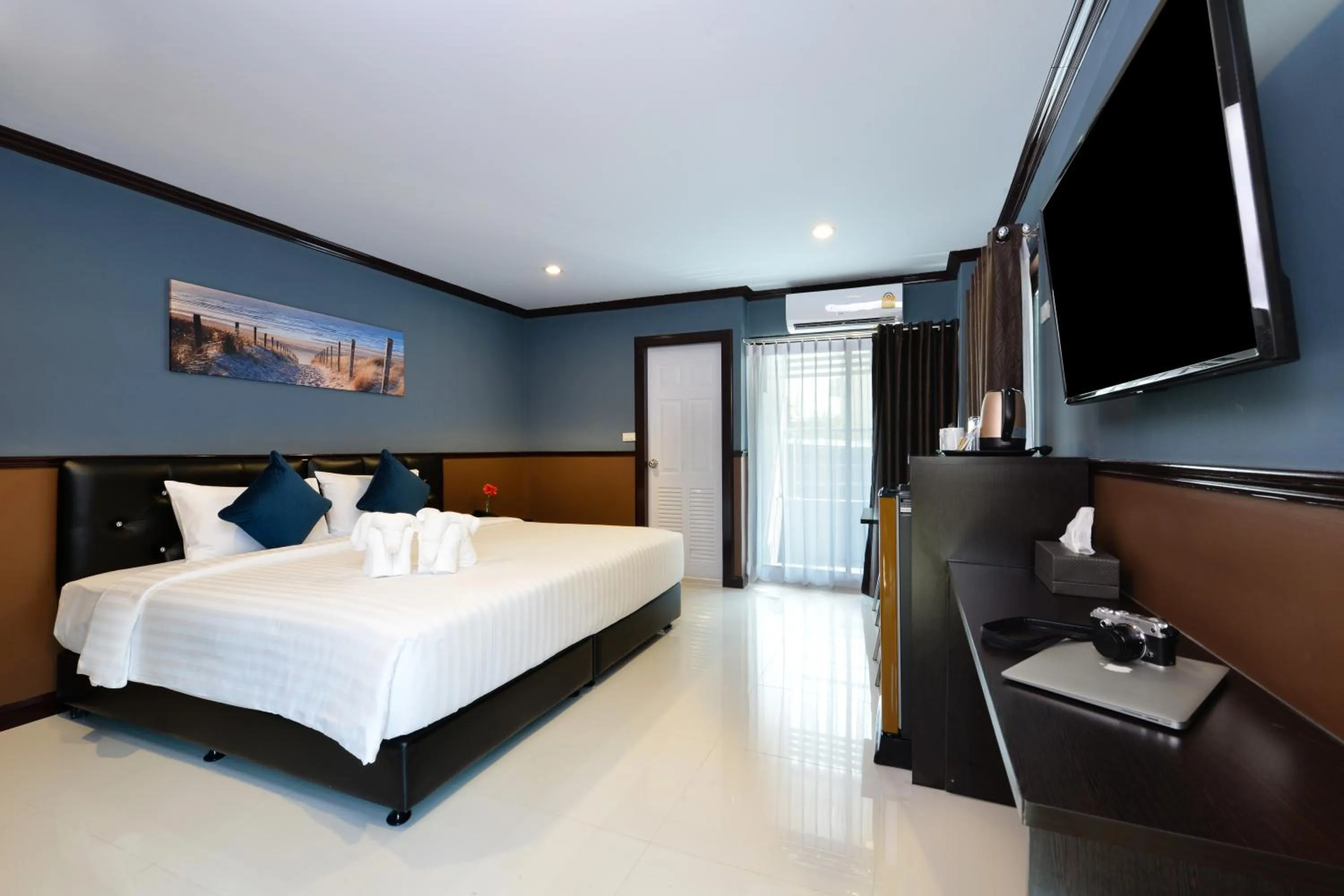 Bed in The Breton Hotel Media